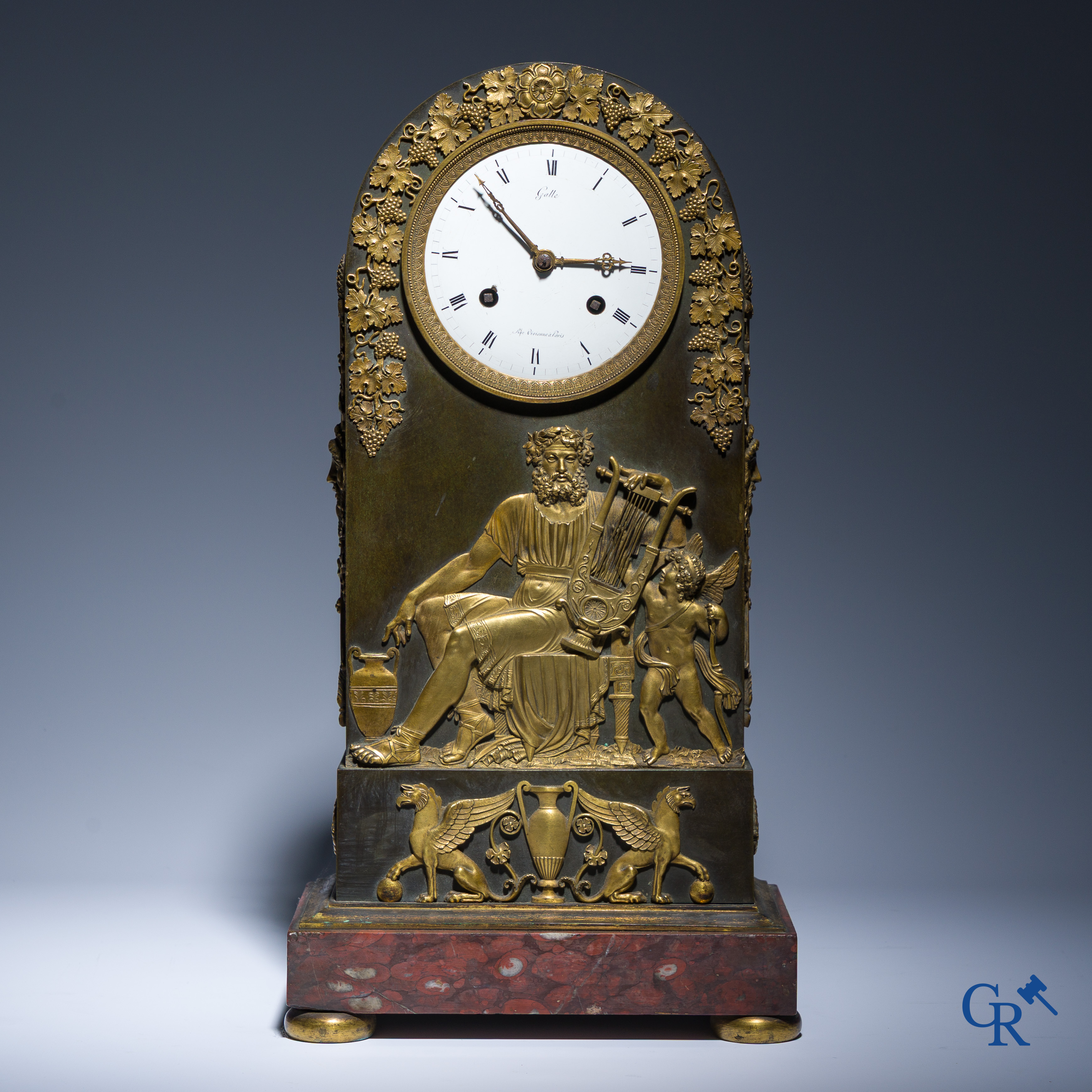 Claude Galle, Rue Vivienne à Paris. Pendule borne "Anacreon" in verguld en gepatineerd brons. Empire, Circa 1806.