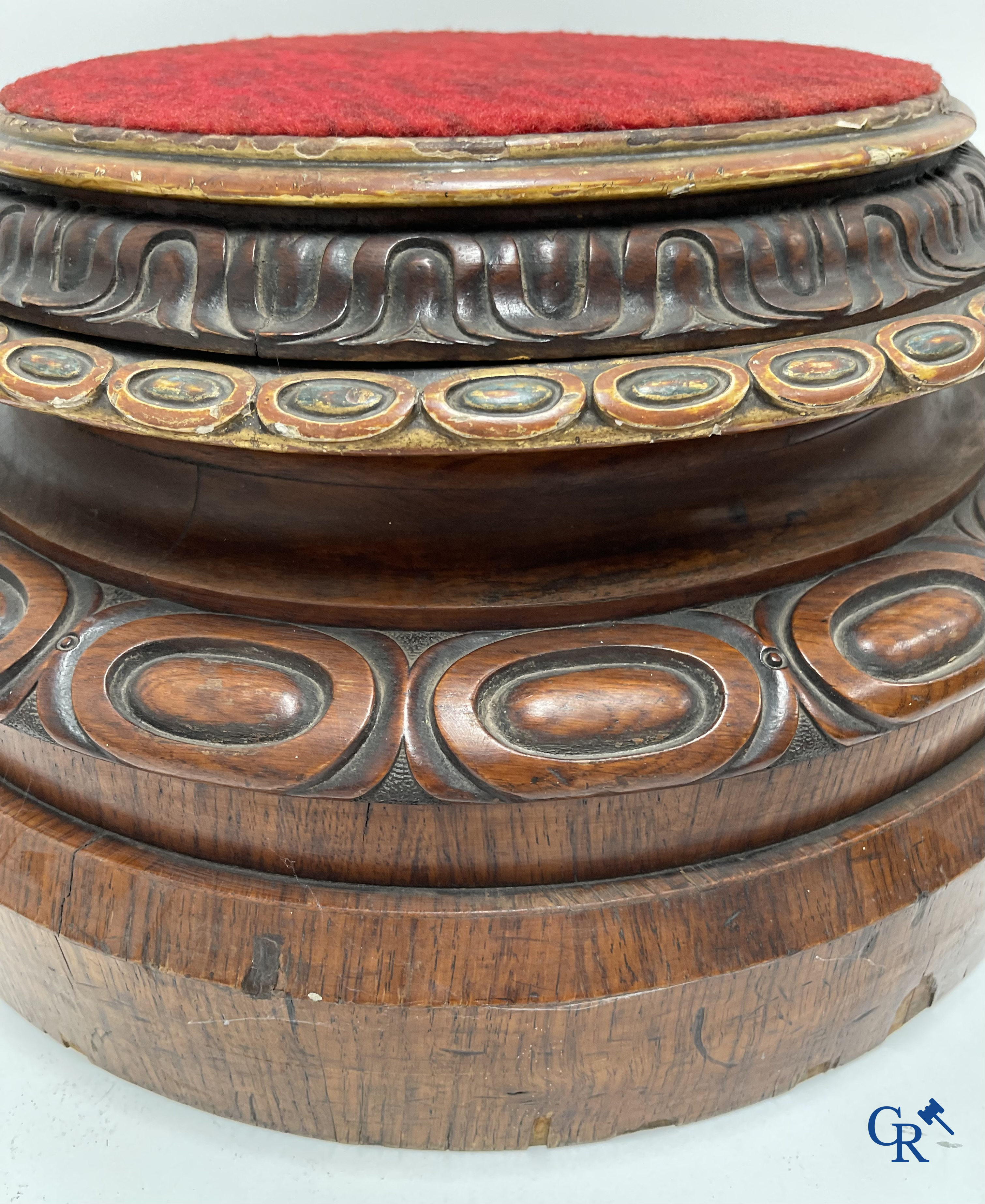 Constantine's & Co., Leeds. Paire de grands socles anglais en placage d'acajou et bois doré et sculpté. XIXe siècle.