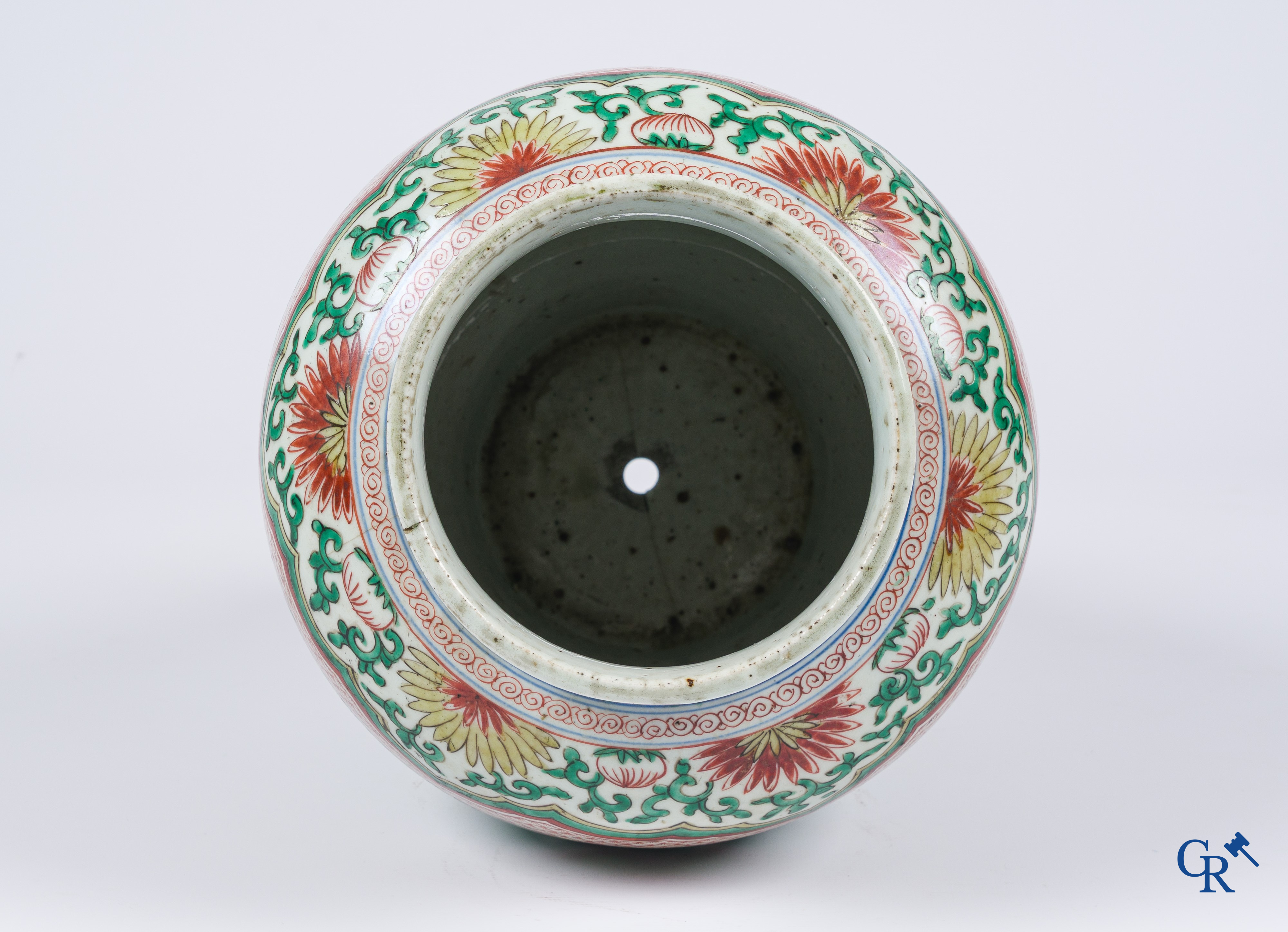 Asian Art, Chinese porcelain. A large Chinese Wucai vase. 17th century.