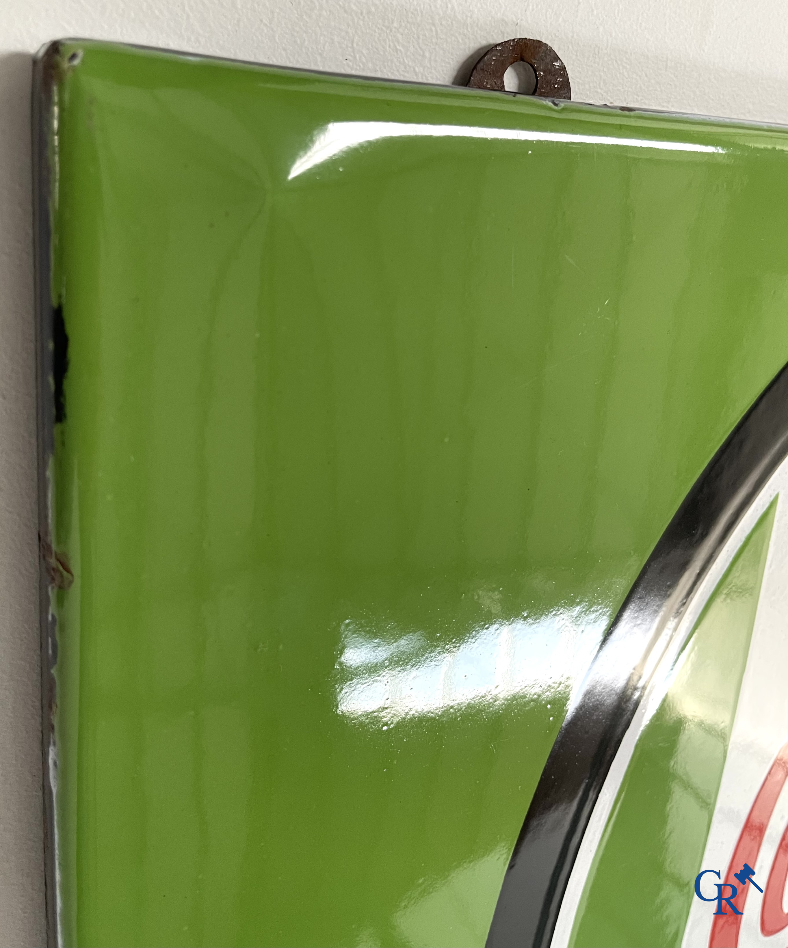 Castrol Motor Oil, plaque émaillée publicitaire pour huile moteur Castrol. Version rare avec 2 logos cerclés noirs. 1948.