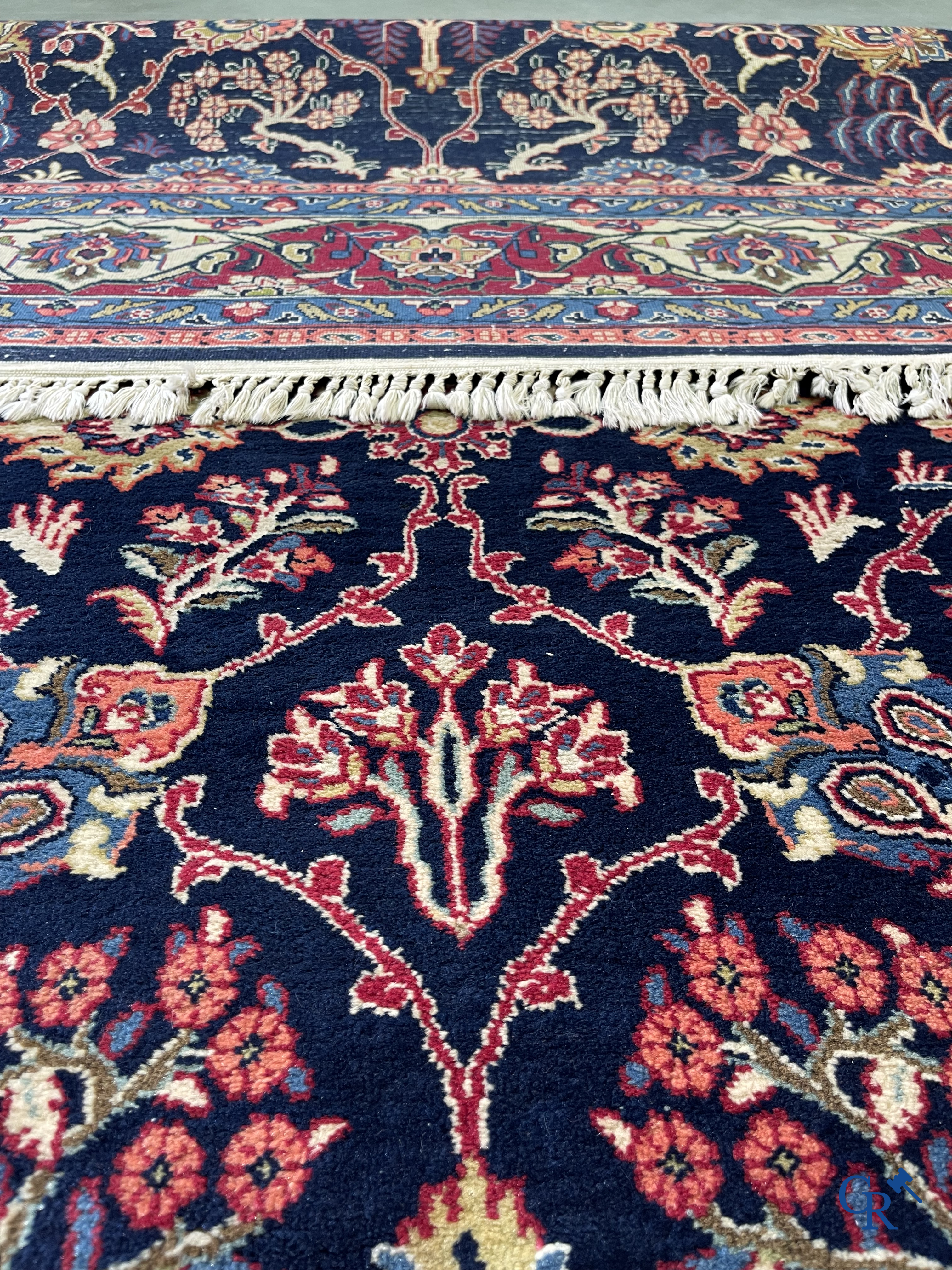 Oosterse tapijten. Iran. Groot handgeknoopt Perzisch tapijt met floraal decor.