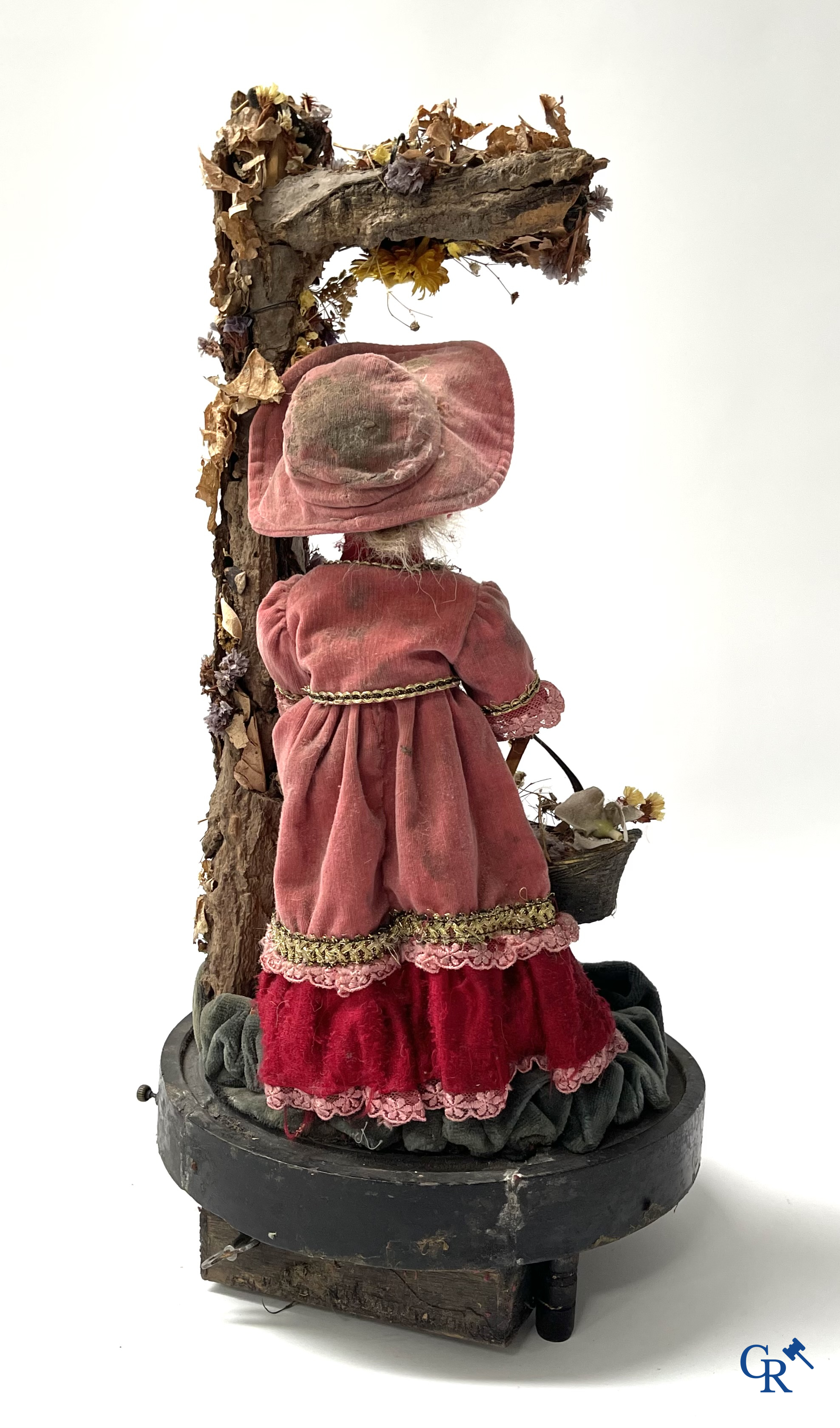 An automaton in the manner of Phalibois, with music, moving head in porcelain and moving hands. Around 1900.
