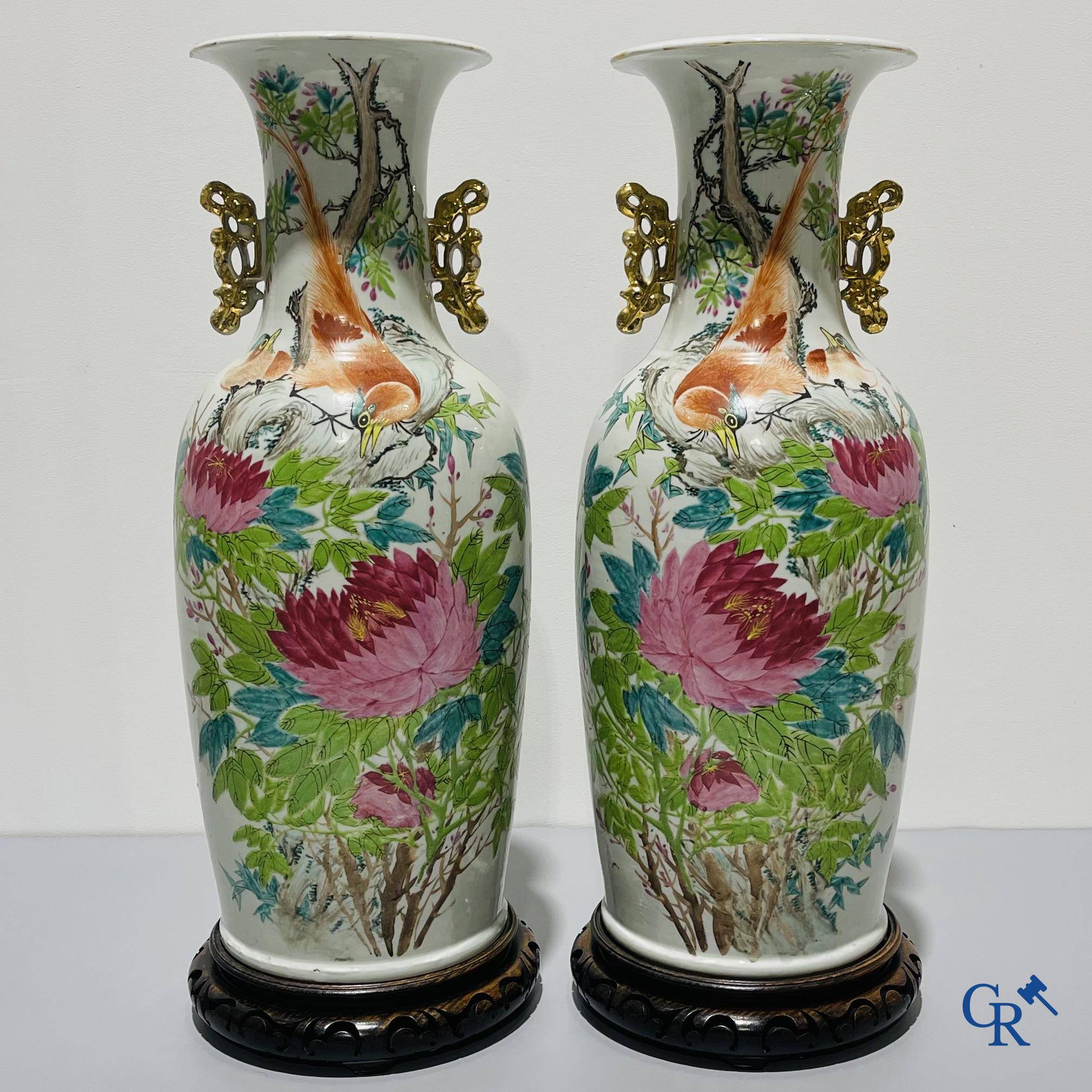 Art Asiatique, porcelaine chinoise. Une paire de vases chinois avec calligraphie.