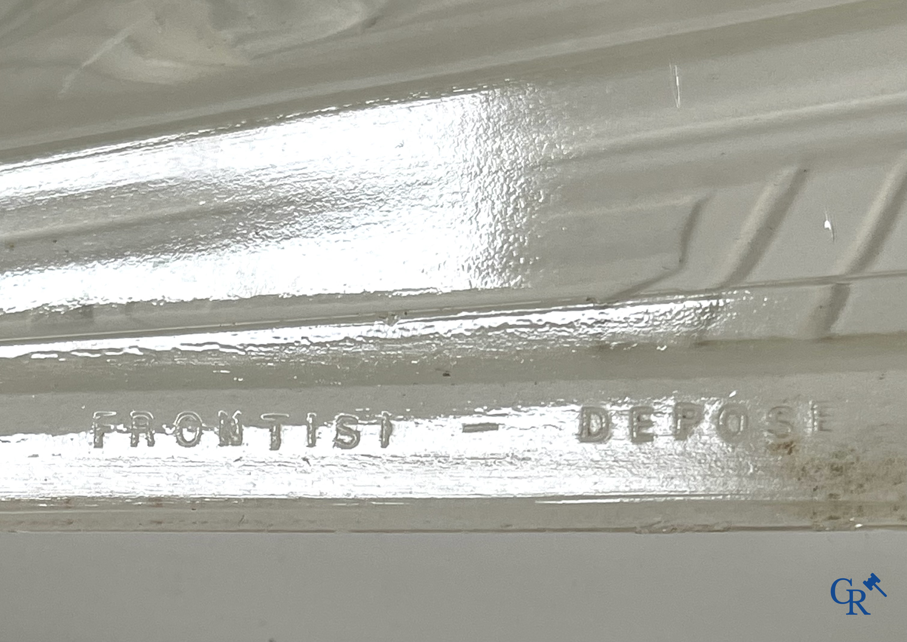 Art Deco, paar wandlichten in messing en geperst glas gesigneerd Frontisi. Circa 1930.