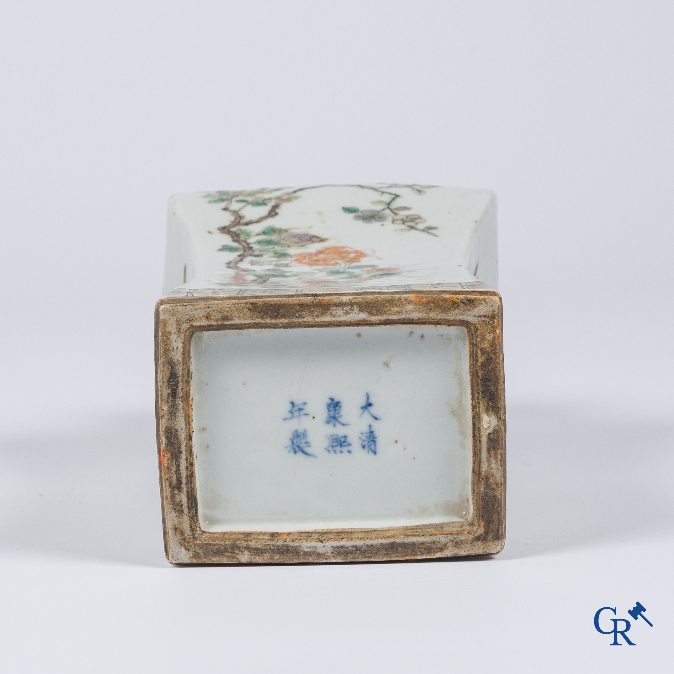 Asian Art, Chinese porcelain. A famille rose vase. Kangxi. Marked.