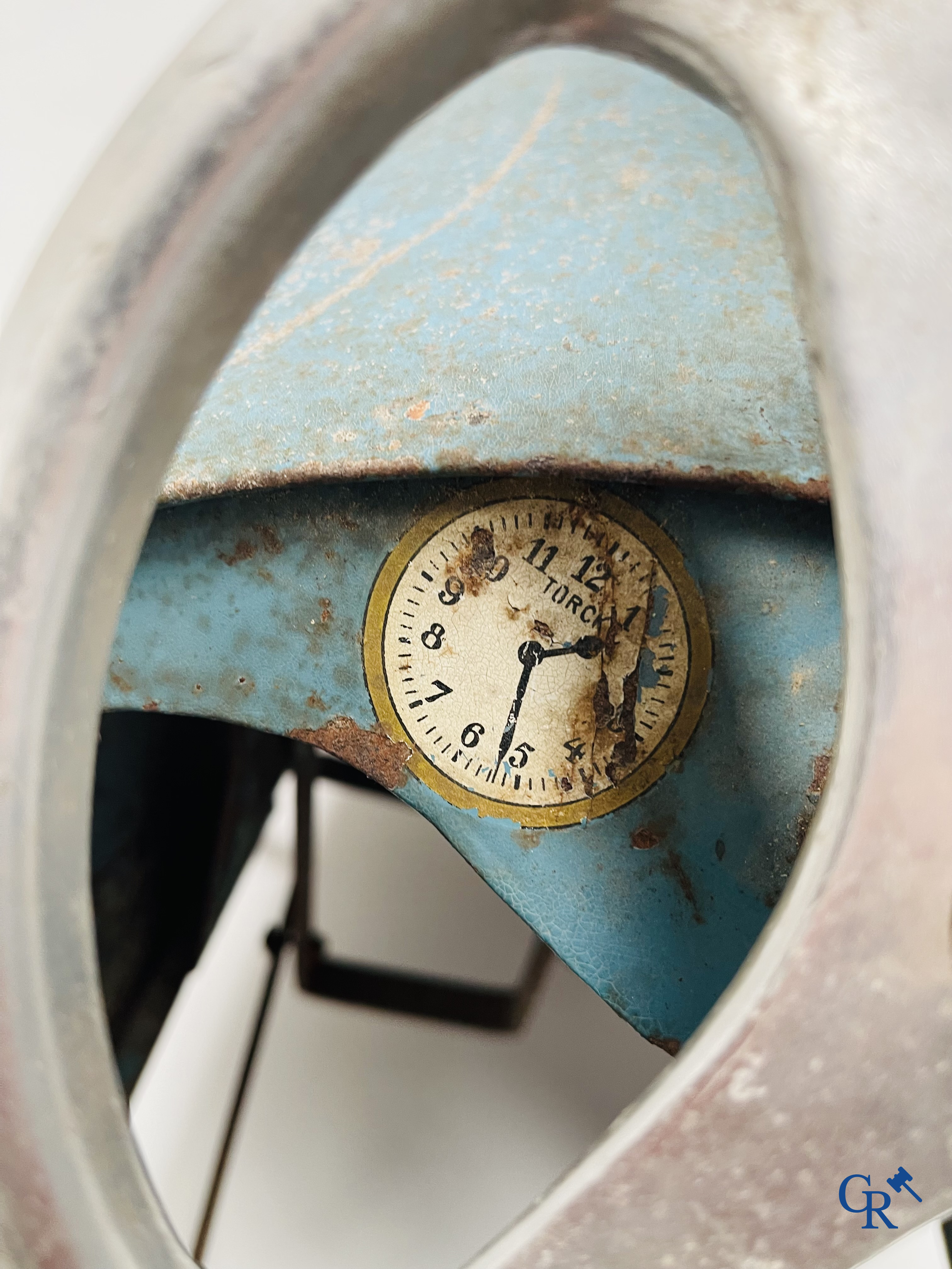 Torck, Deinze. Een trapauto in originele blauwe en witte beschildering. Met kilometerteller en uurwerk. Jaren '40.