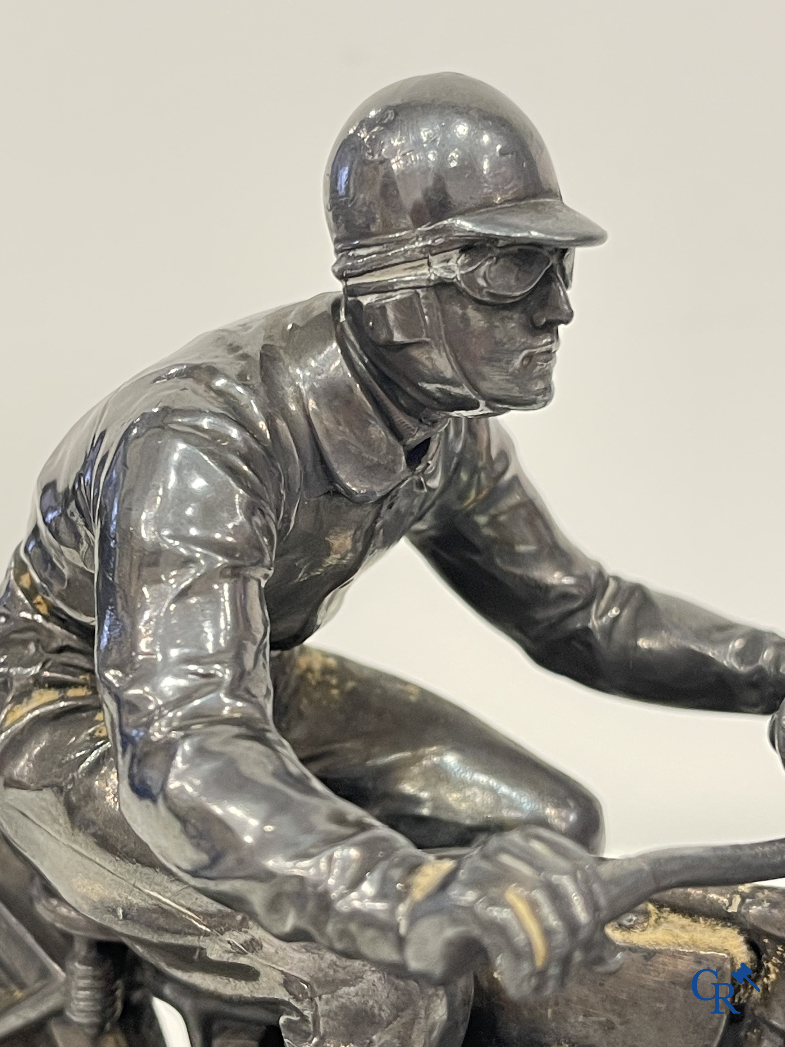 Een verzilverde motorfiets race trofee gemodelleerd als een motorrijder in outfit uit de tijd. Circa 1930.