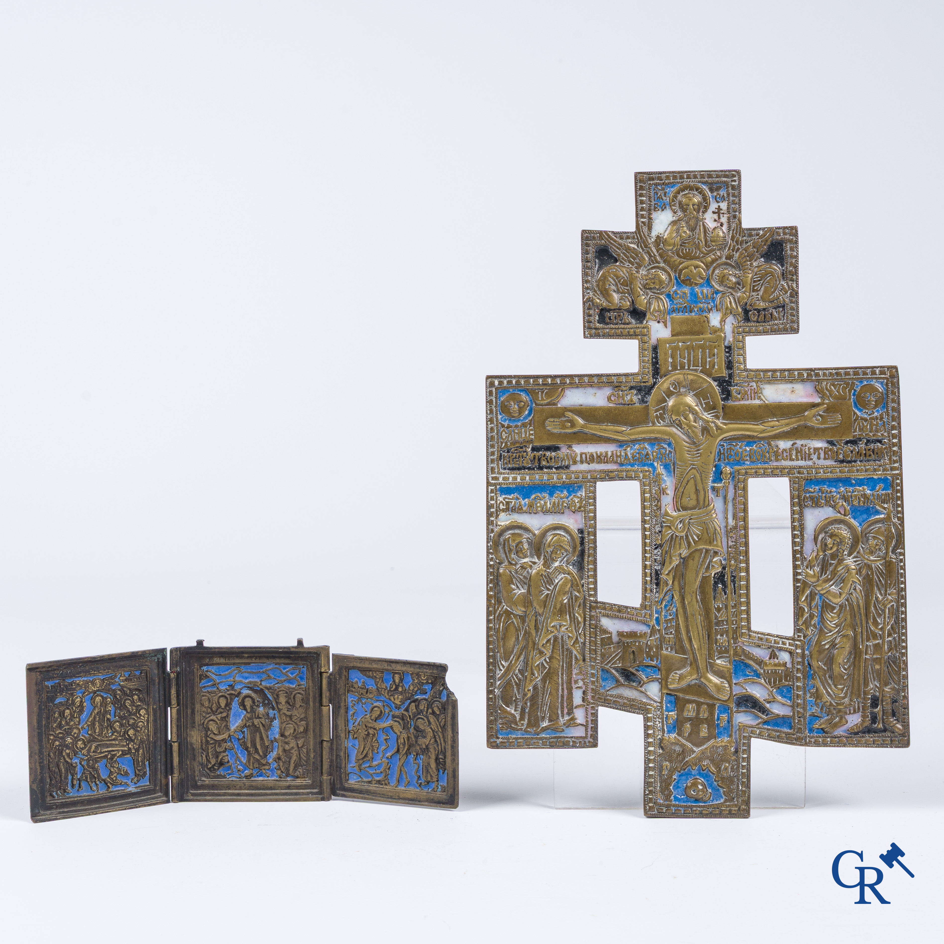 Russisch werk. Een reis triptiek icoon, brons en emaille en een Slavisch geëmailleerd kruis. Rusland 18e -19e eeuw.