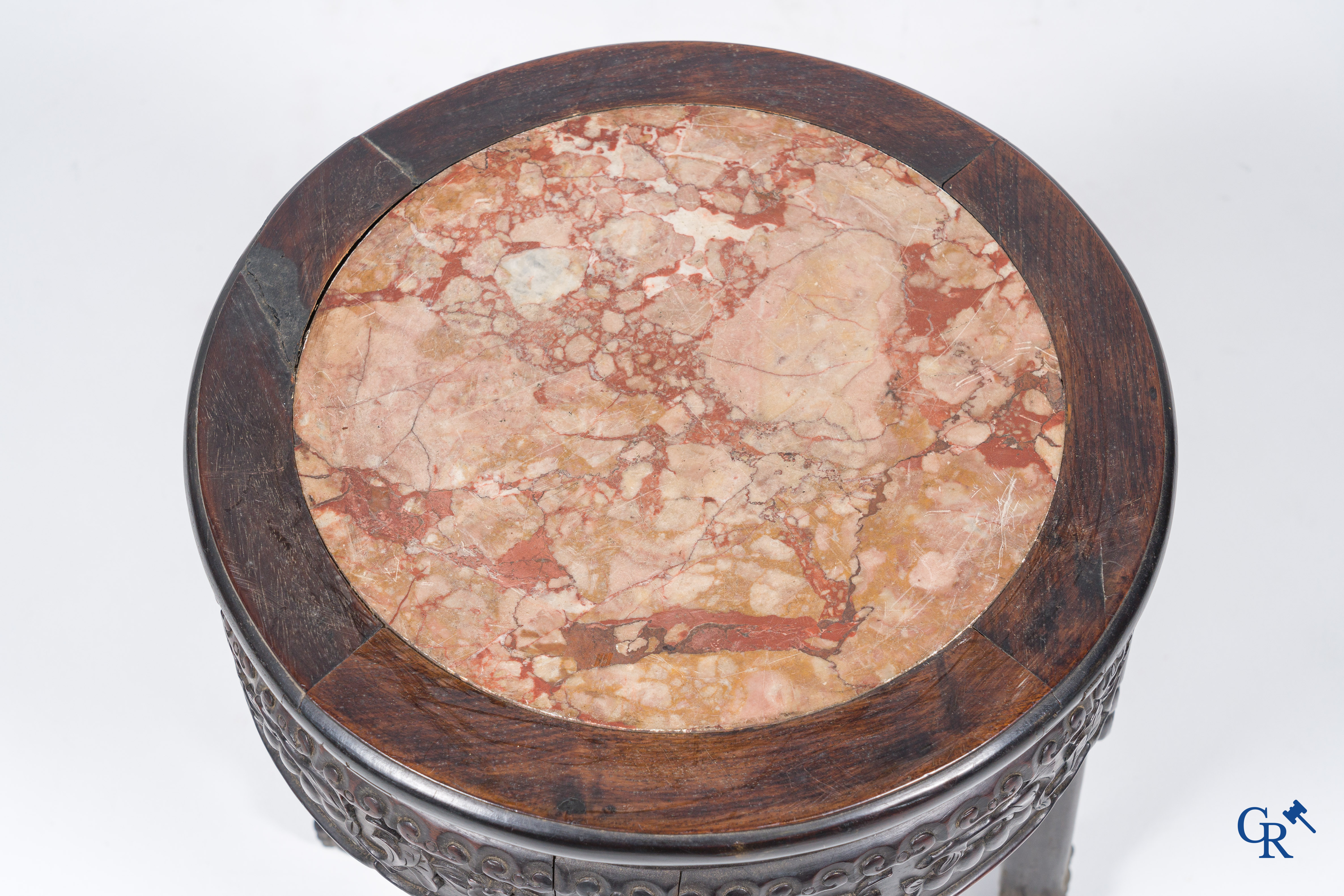 Aziatica, een imposante bronzen Chinese vaas op een sokkel in Chinees hardhout.