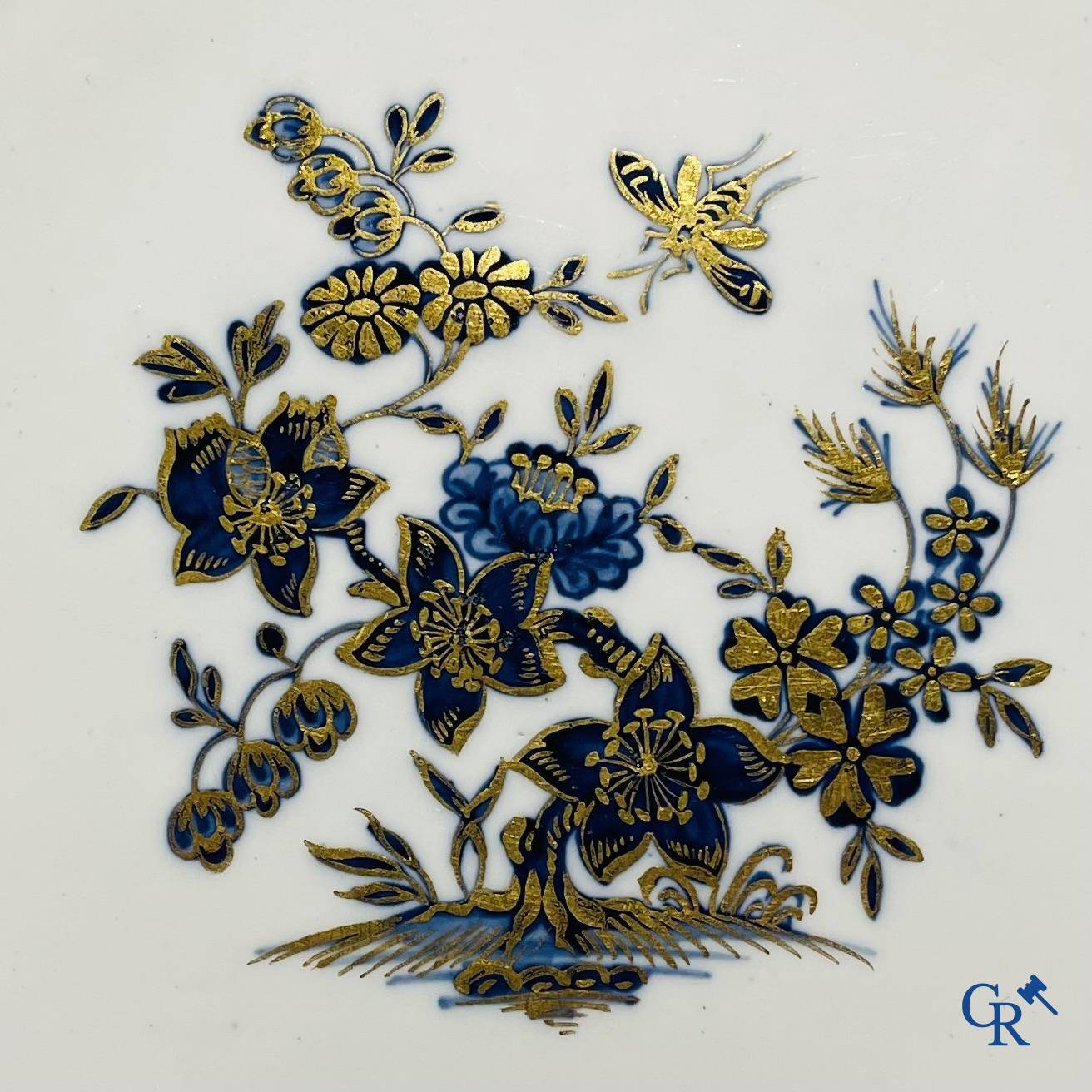 Porcelaine européenne, Tournai. 2 assiettes finement décorées et dorées aux fleurs et décor d'insectes.