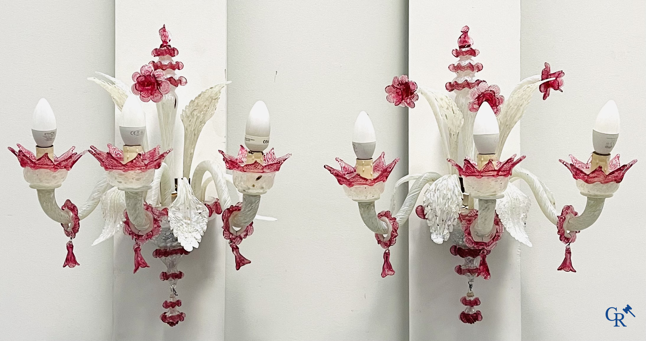 A lot of a Venetian table lamp, a pair of large wall lights in Venetian glass and a Murano ceiling lamp.