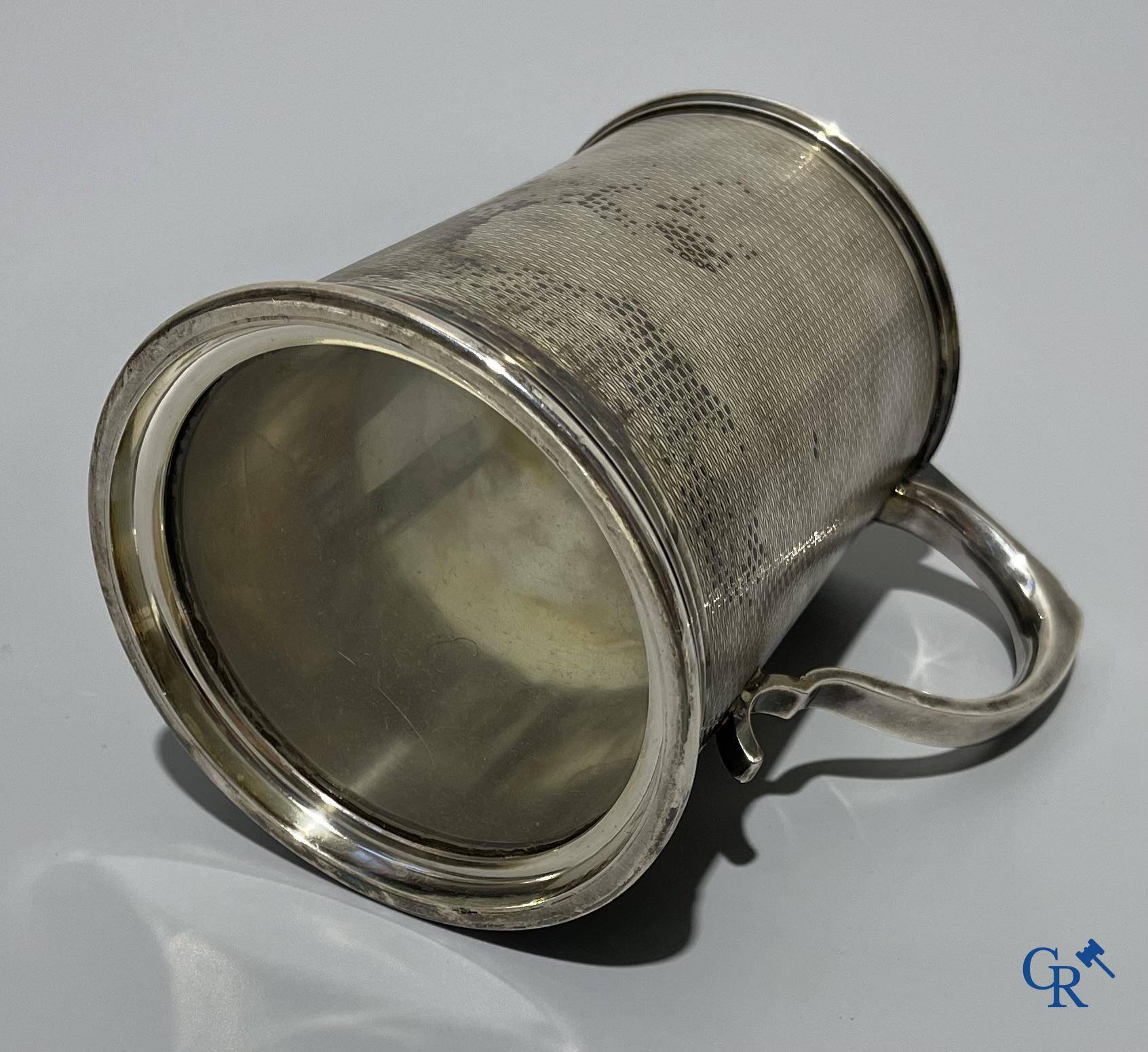 Une chope en argent avec fond en verre. XVIIIème-XIXème siècle. Aucune poinçon visible.