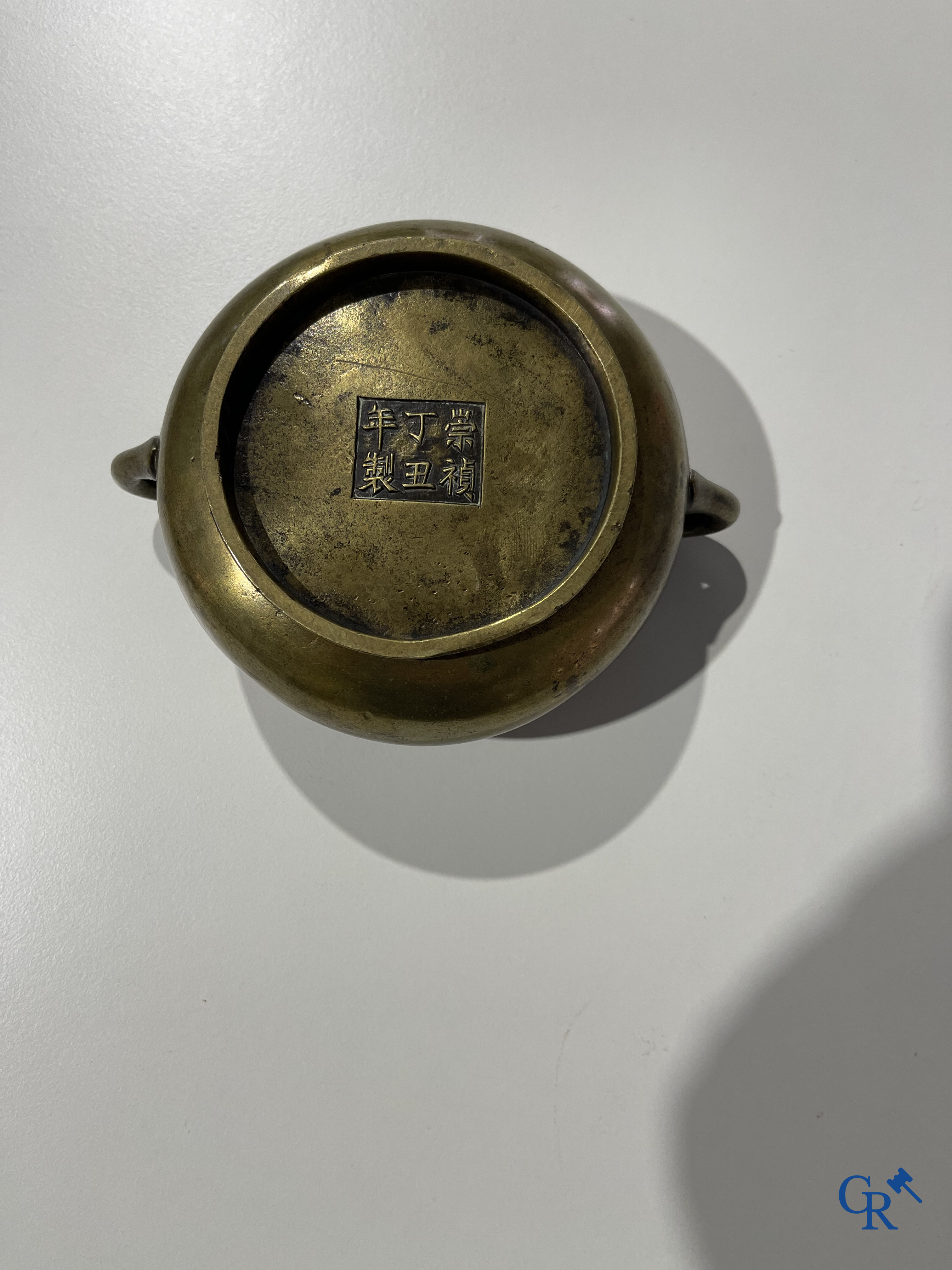 Aziatica, een Chinese bronzen wierookbrander. Chóngzhēn Dīngchǒu nián zhì 崇禎丁丑年製 mark, gedateerd 1637.