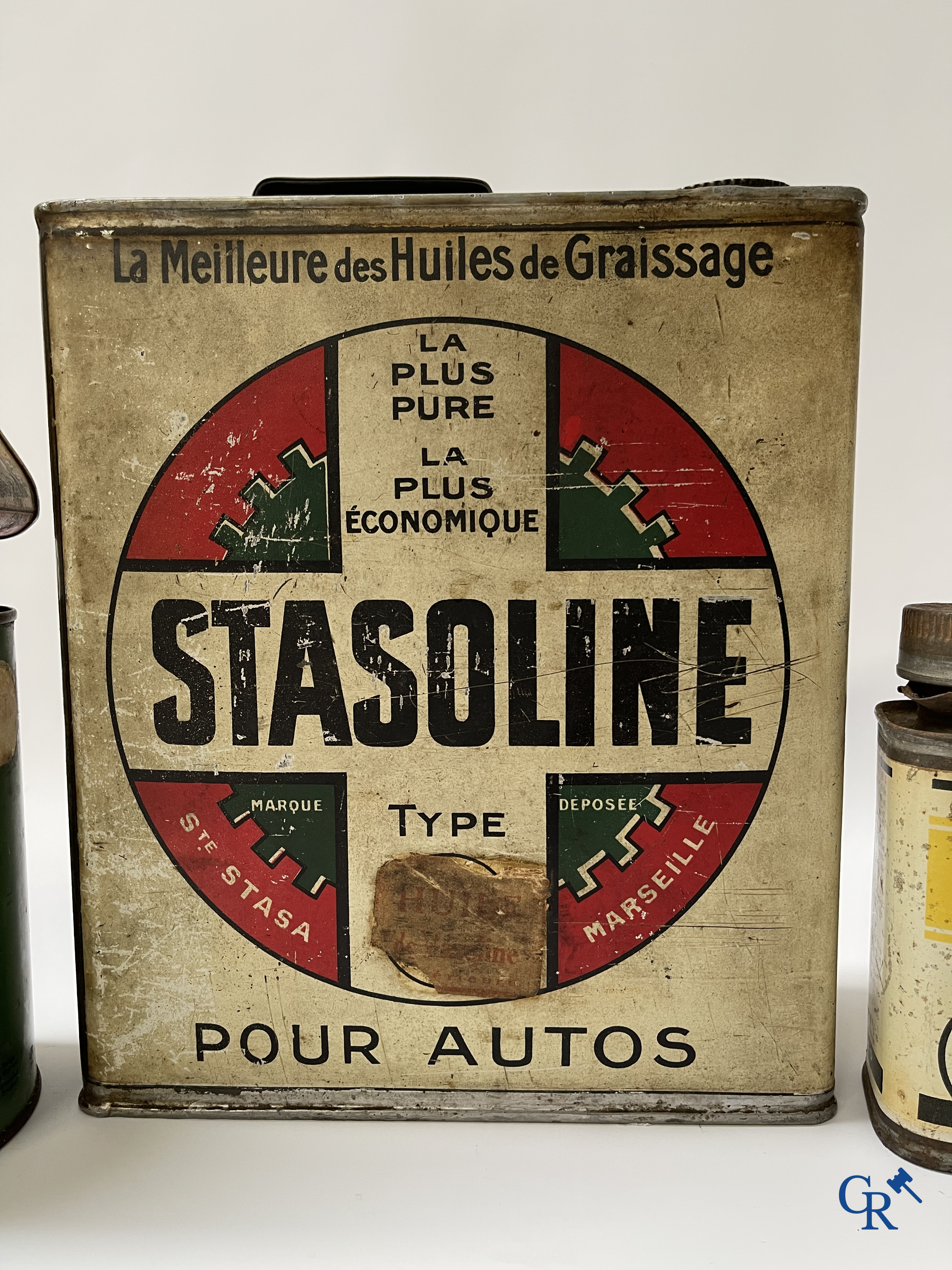 Een kavel van diverse olieblikken en andere i.v.m. auto's en bromfietsen. Jaren '30 en later.