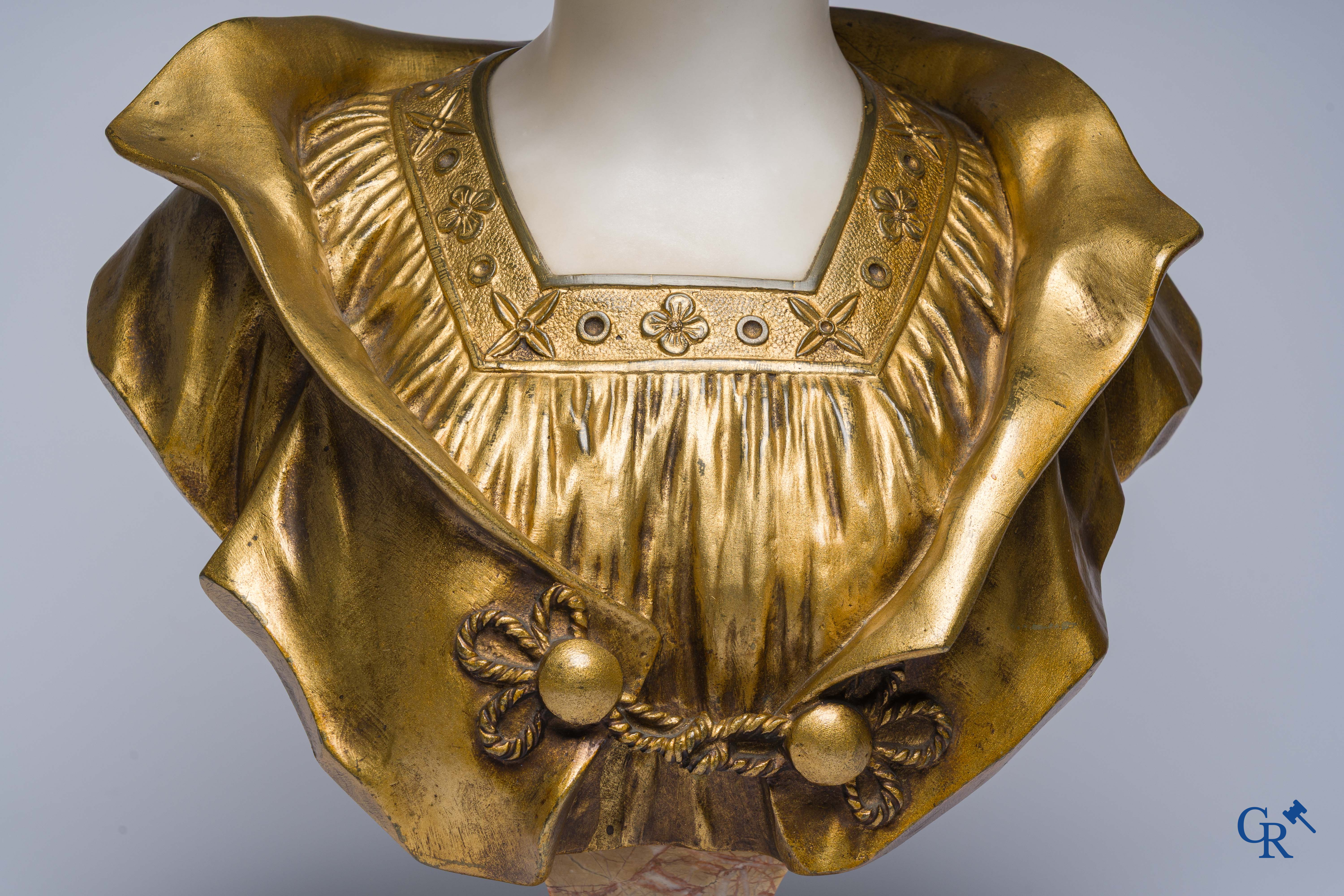 A bust of a noble lady in bronze and marble. Around 1900.