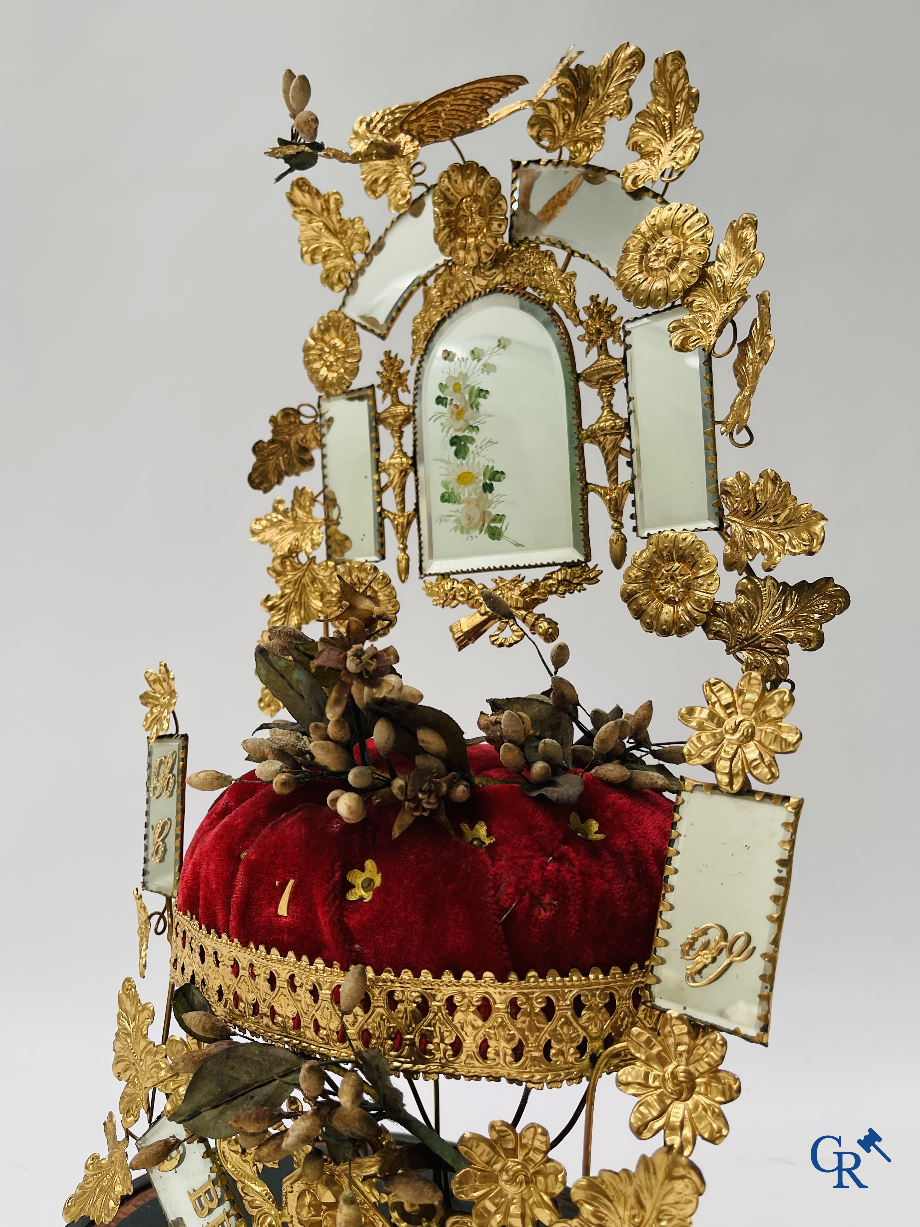 2 domes with wedding bouquet, one with flowers in biscuit, another with mirrors, dated 1908.