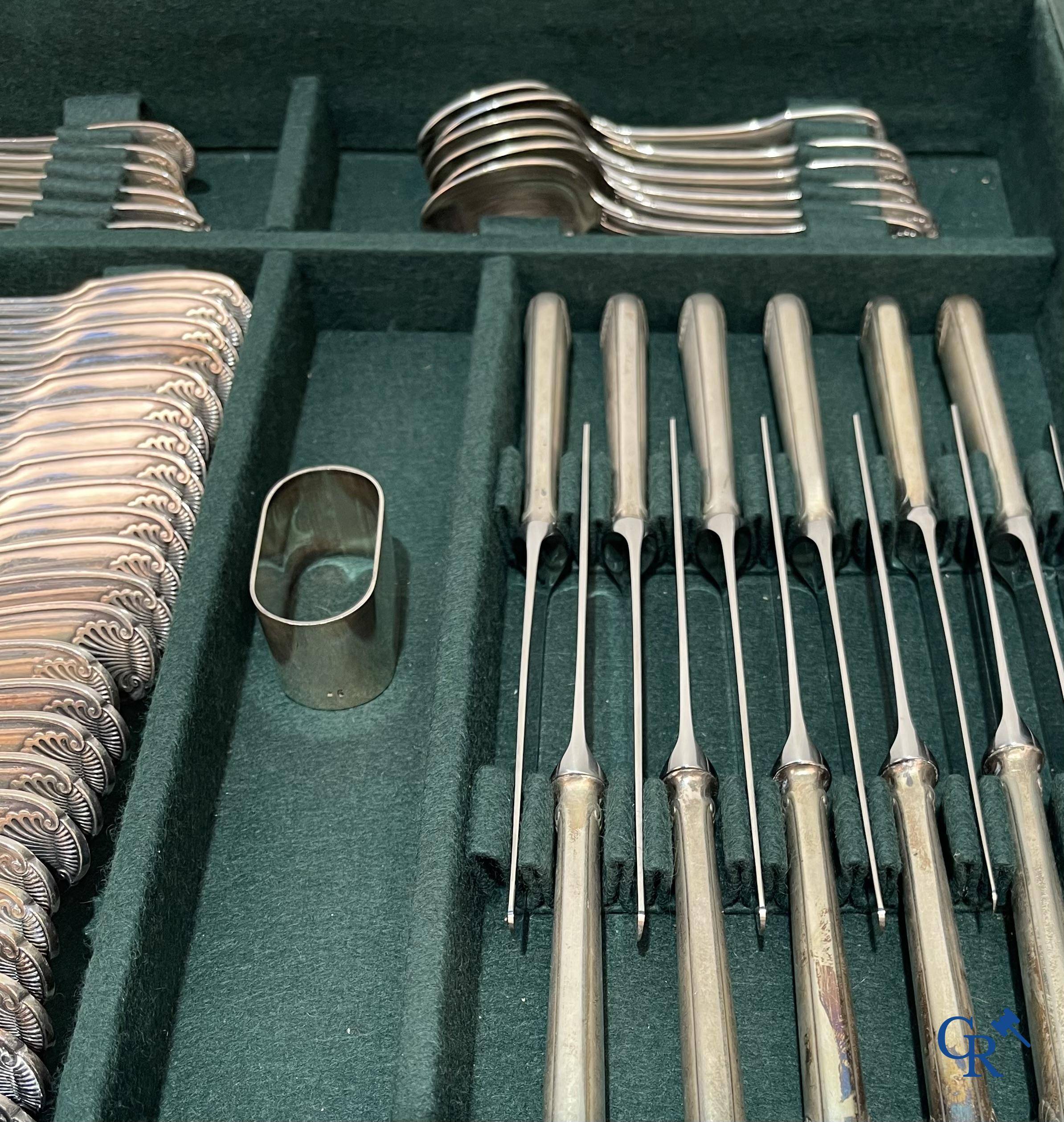 Christofle: une boîte à couverts de 155 pièces modèle Vendôme dans sa boîte de rangement d'origine.