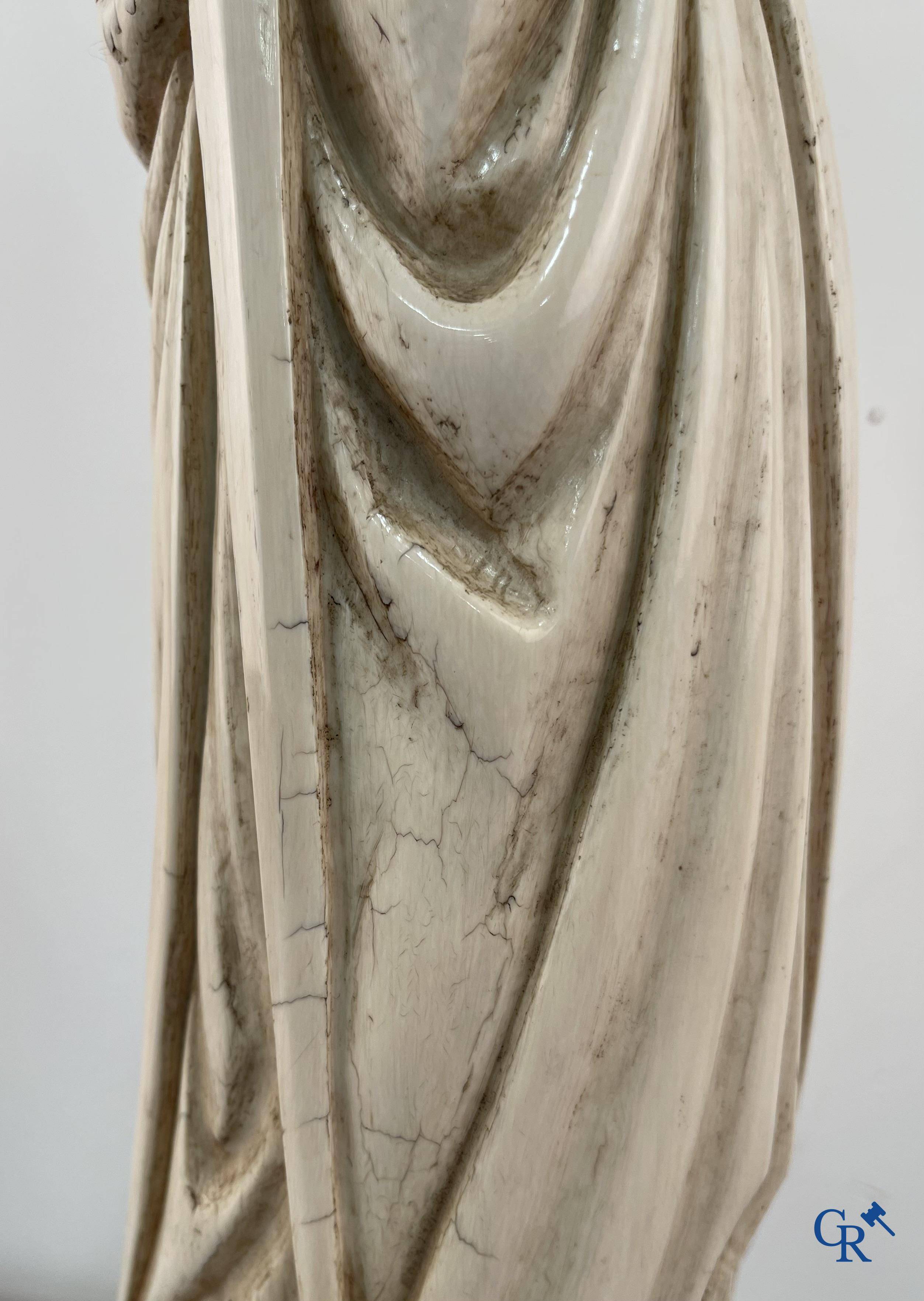 Représentation en ivoire de Sainte Catherine avec l'empereur Maxence sur un piédestal néo-gothique en bois. 