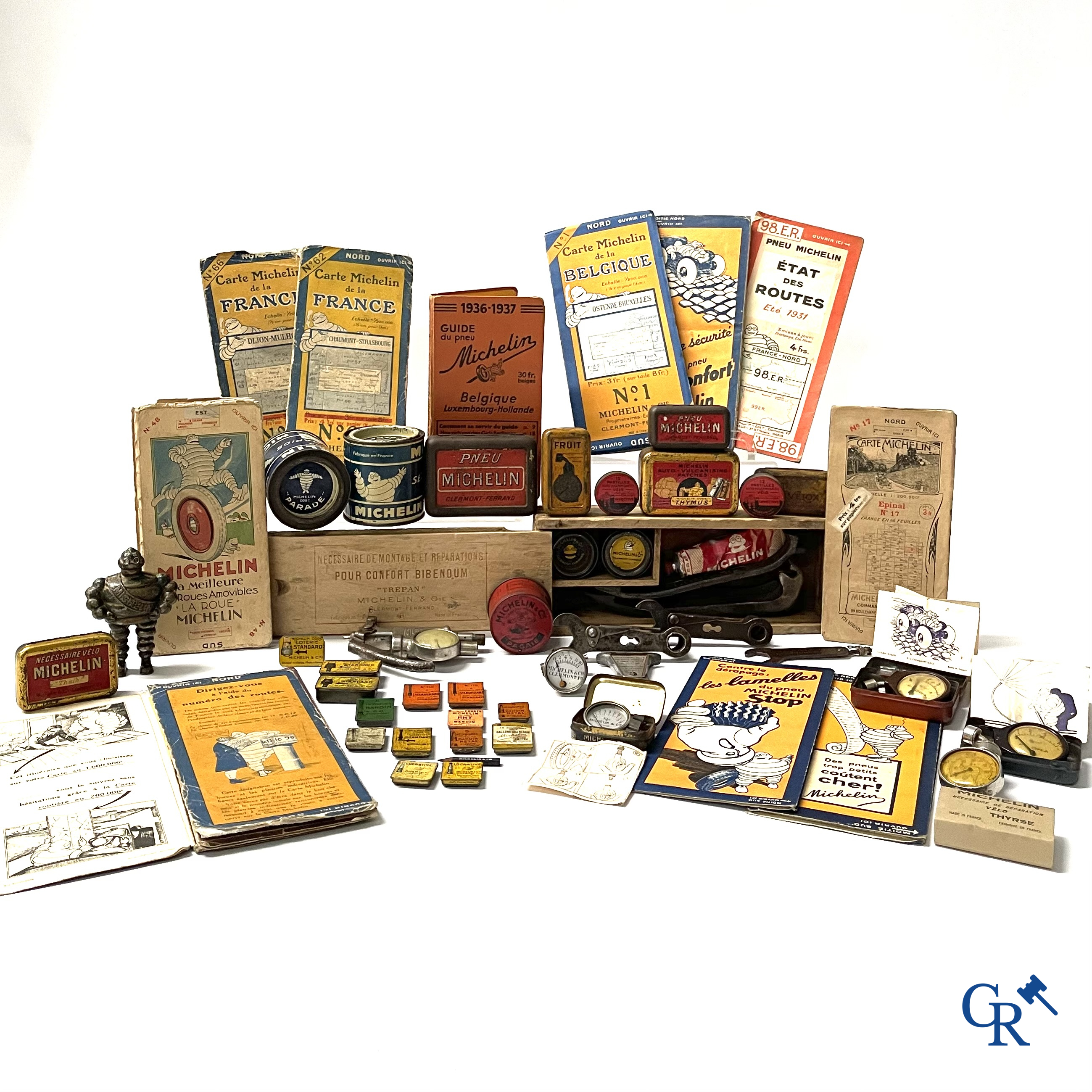 Michelin, an interesting lot with Michelin objects, mainly from the 1920's and 1930's.