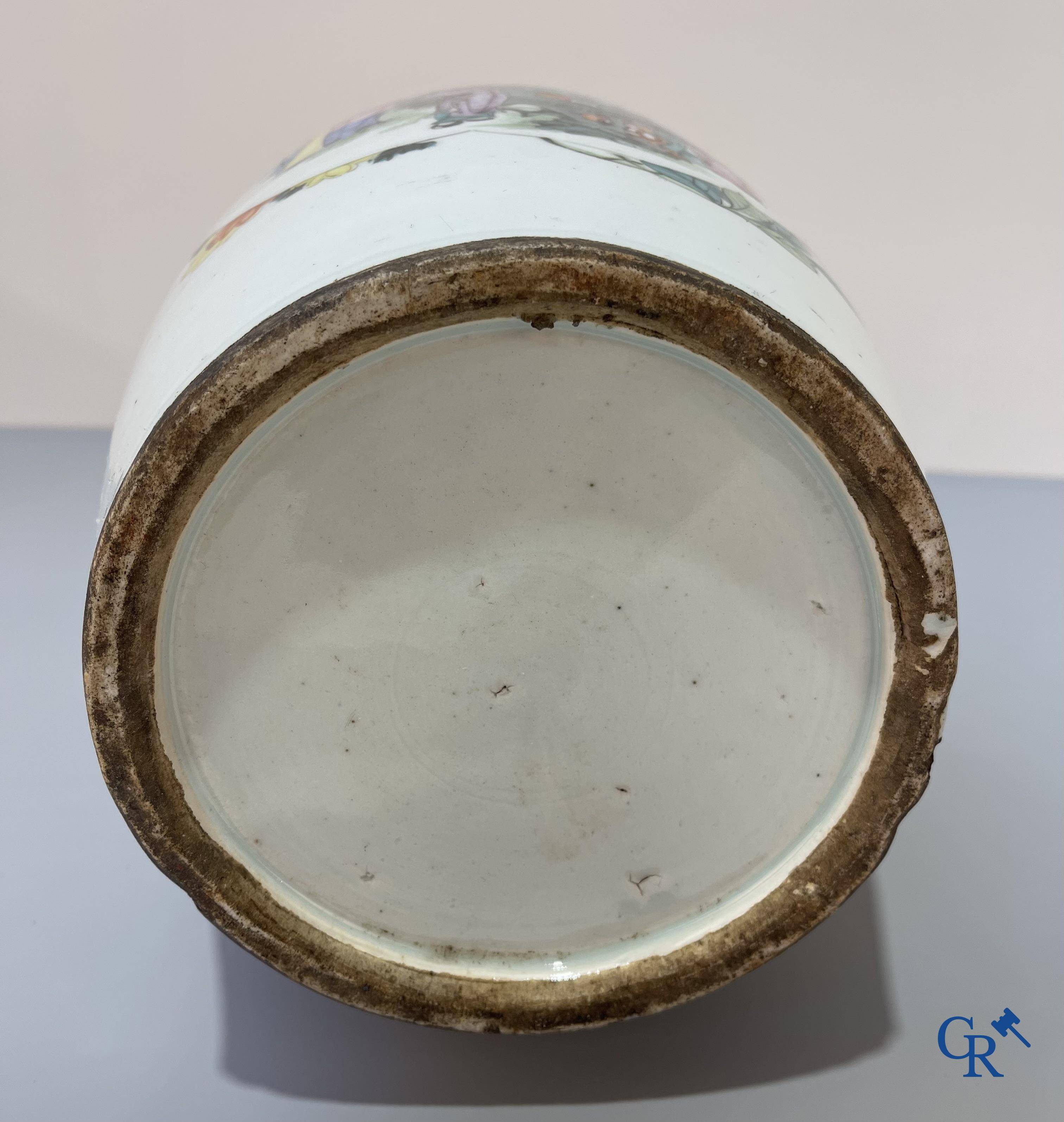 Art Asiatique, porcelaine chinoise, un vase chinois à double décor avec des sages. Période République.