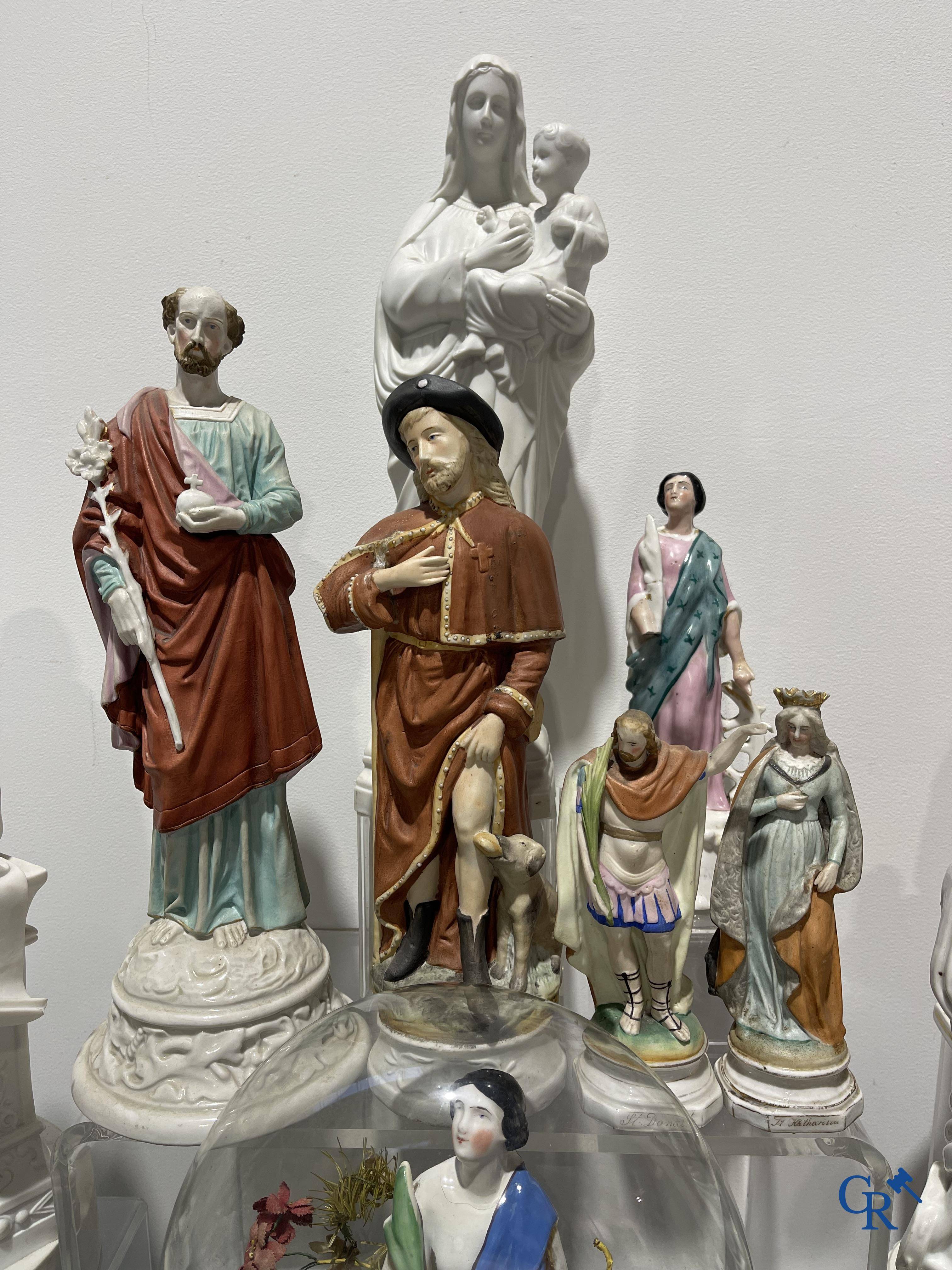 Objets religieux, Un grand nombre de statues réligieux en biscuit et en porcelaine.