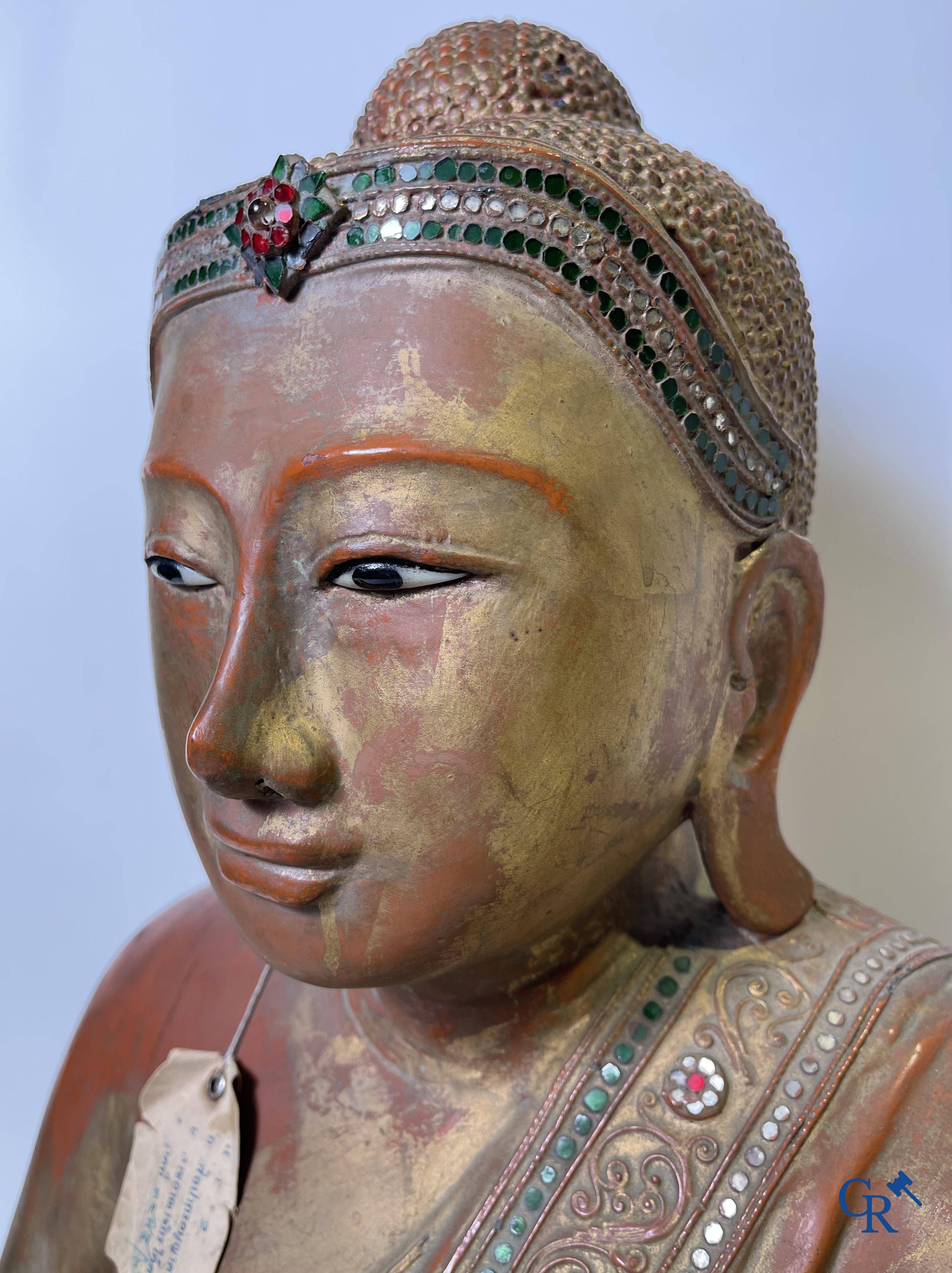 Imposing wooden lacquered Bouddha. Burma, 19th century.