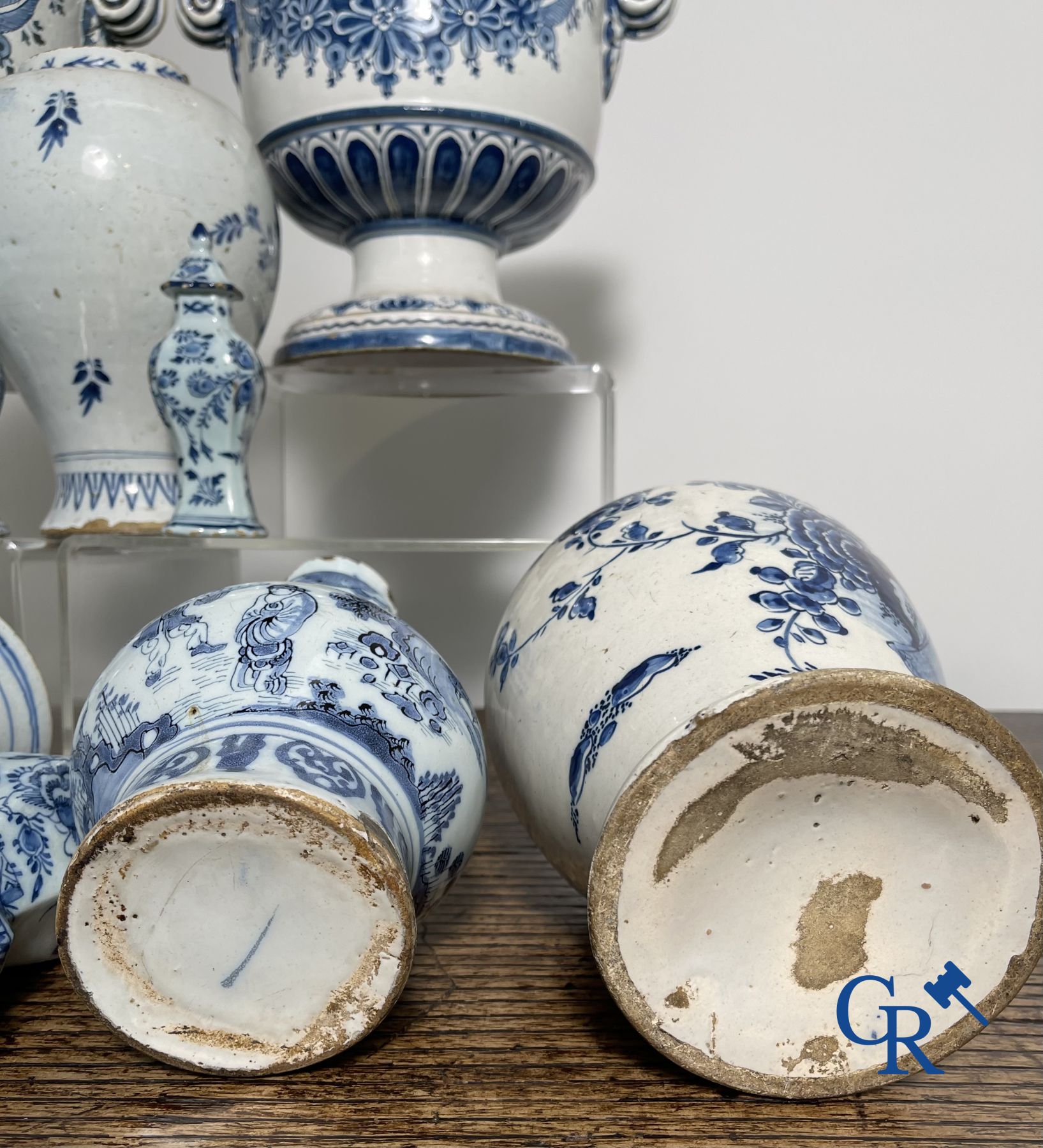 Delft : 11 pièces en faïence bleu et blanc aux décors différents. XVIIe - XVIIIe siècle.