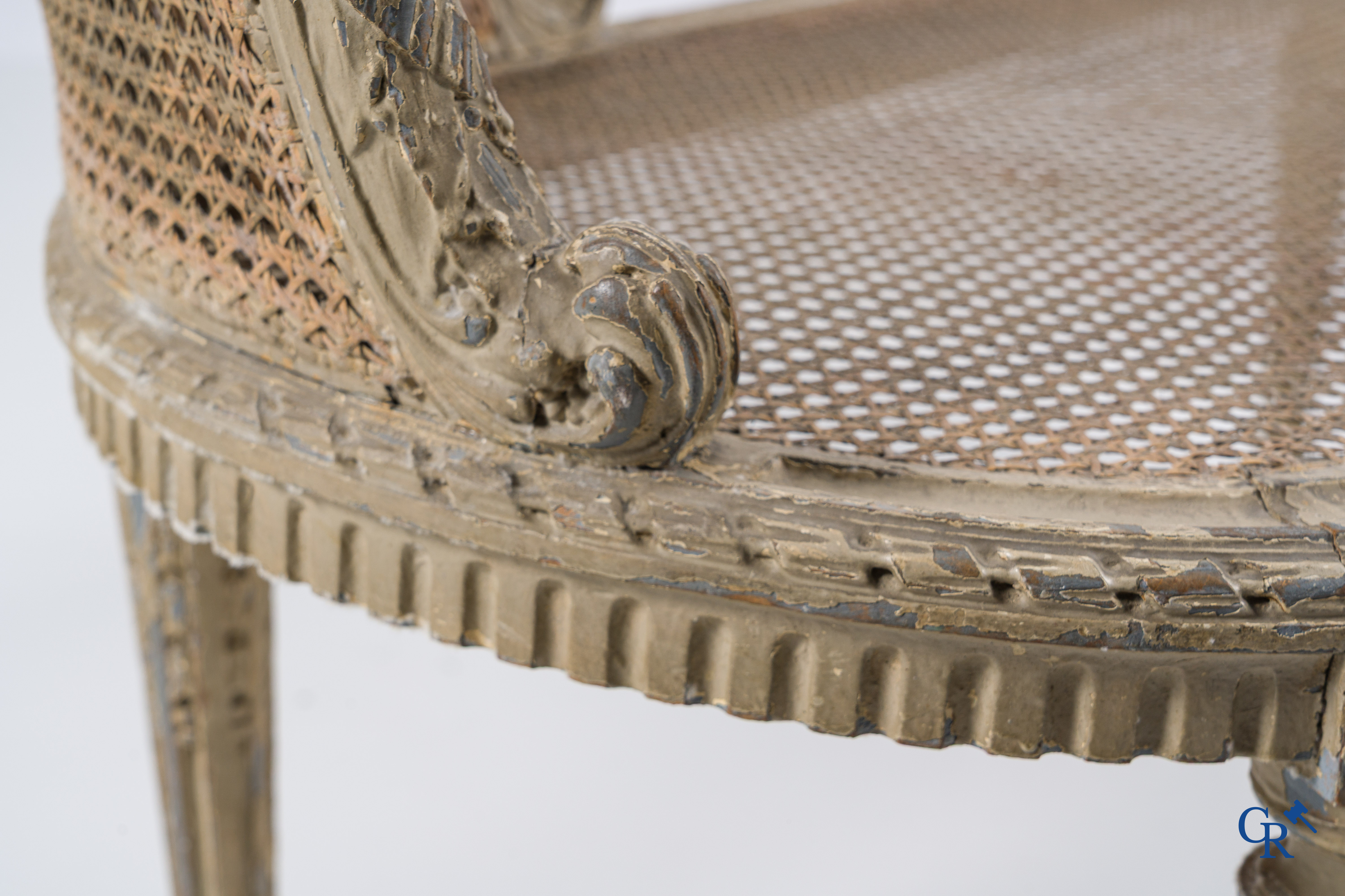 Louis XVI period. A gray patinated and wood sculpted LXVI banquet with cannage. Late 18th century.