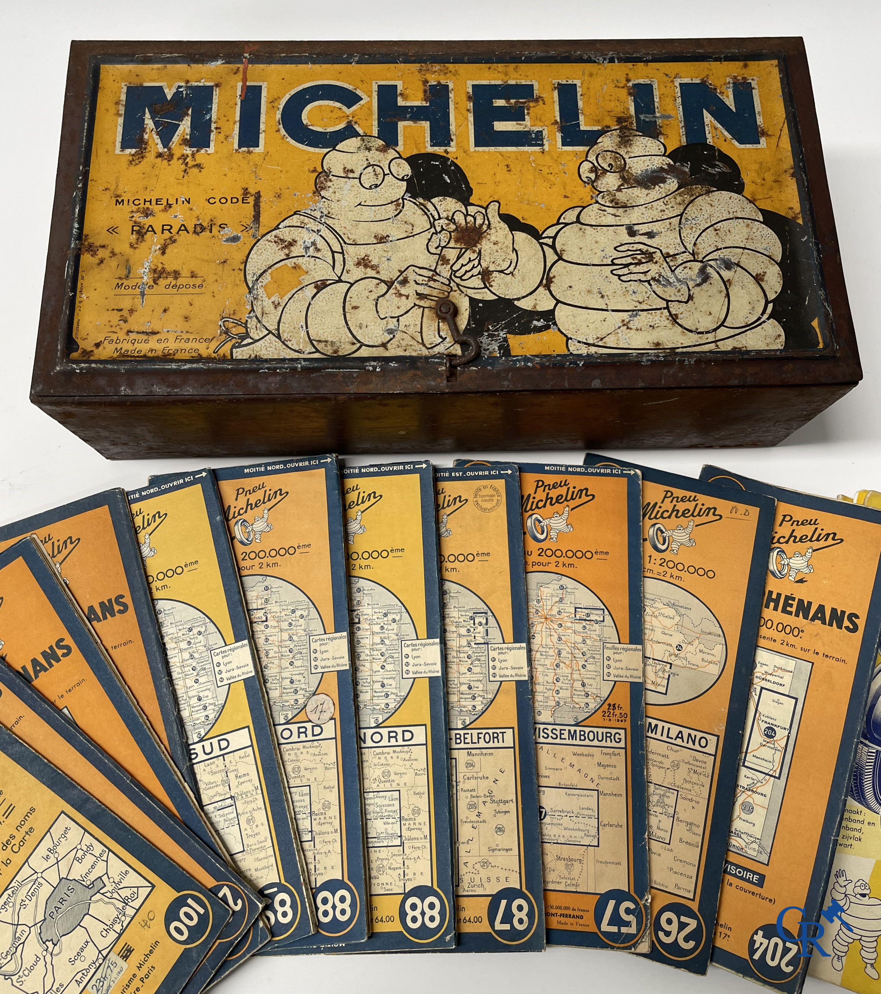 Michelin, een groot lot reclame objecten en meetinstrumenten voor Michelin banden.