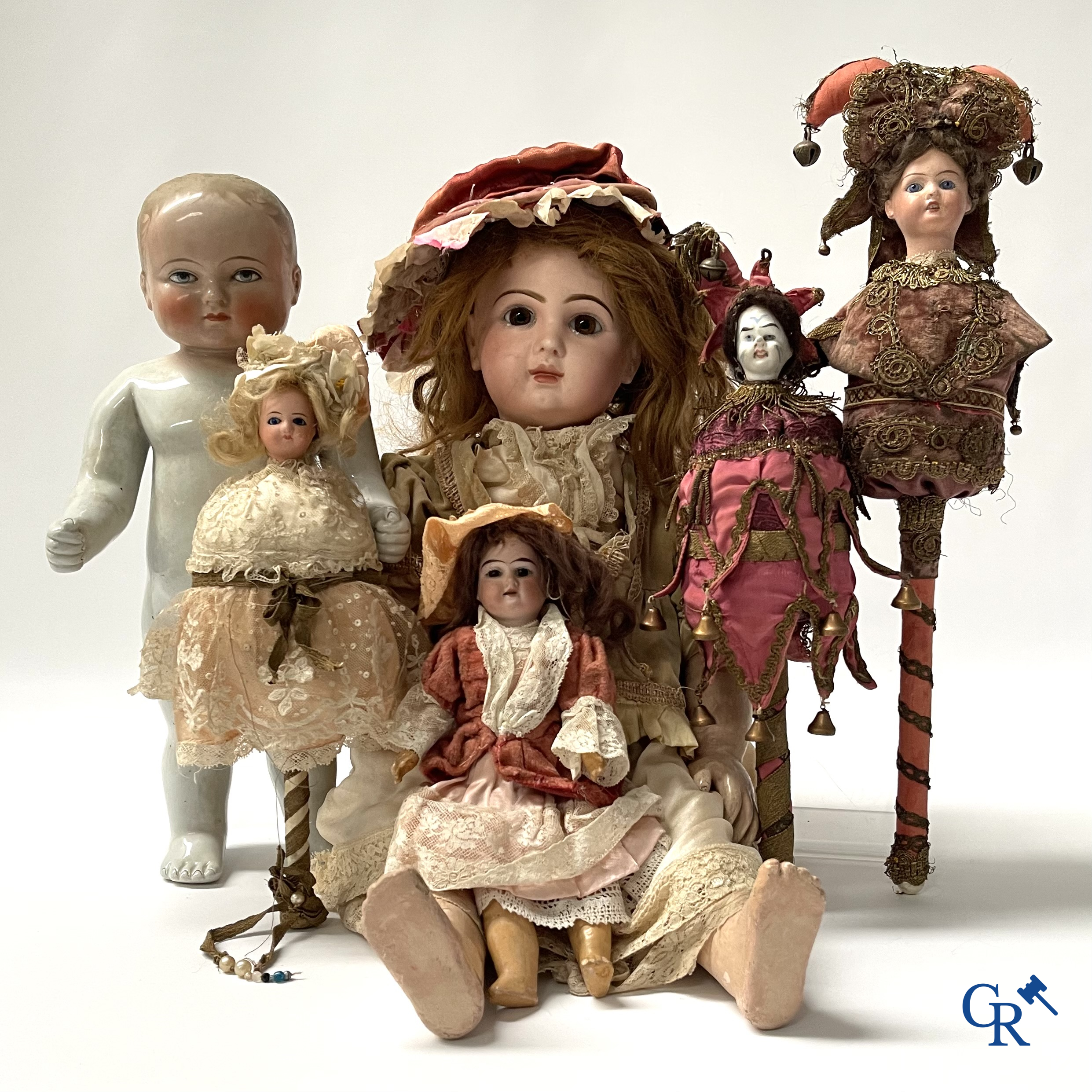 A lot with beautiful antique dolls, Jumeau bouche fermée, bath doll Frozen Charly, quirky rattles, etc.
