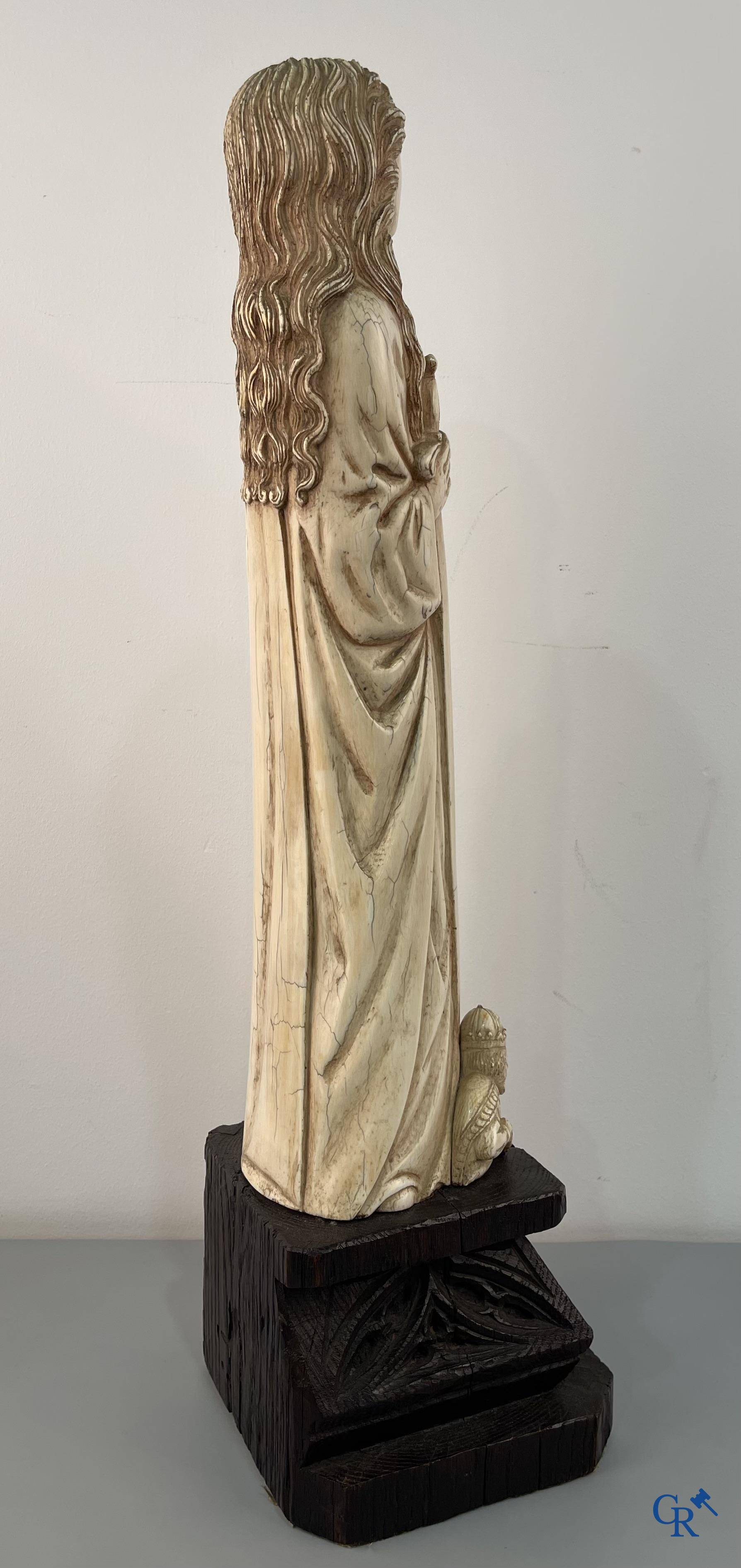 Représentation en ivoire de Sainte Catherine avec l'empereur Maxence sur un piédestal néo-gothique en bois. 