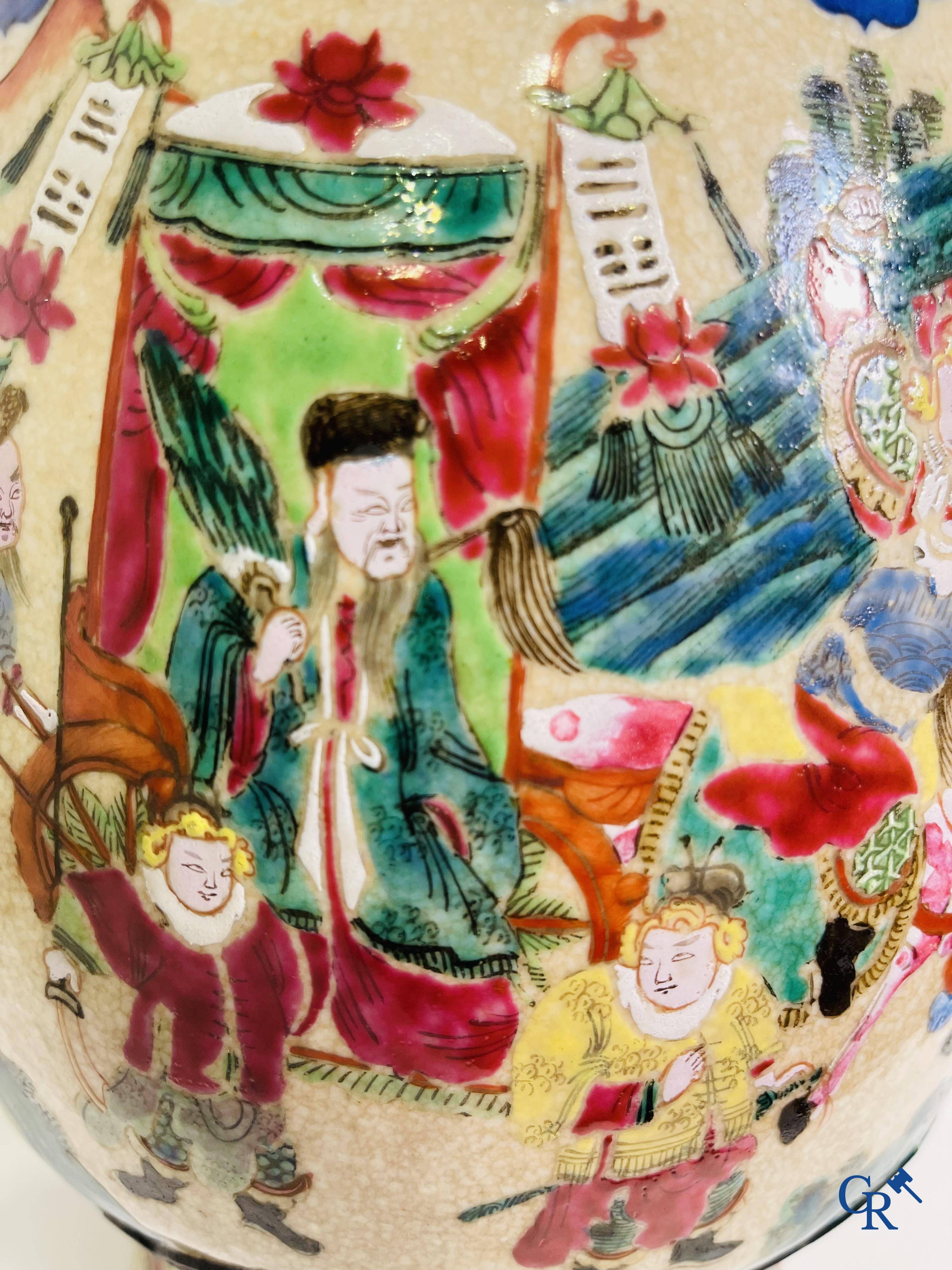 Art Asiatique : Une paire de vases Nanking Chinois décor famille rose.