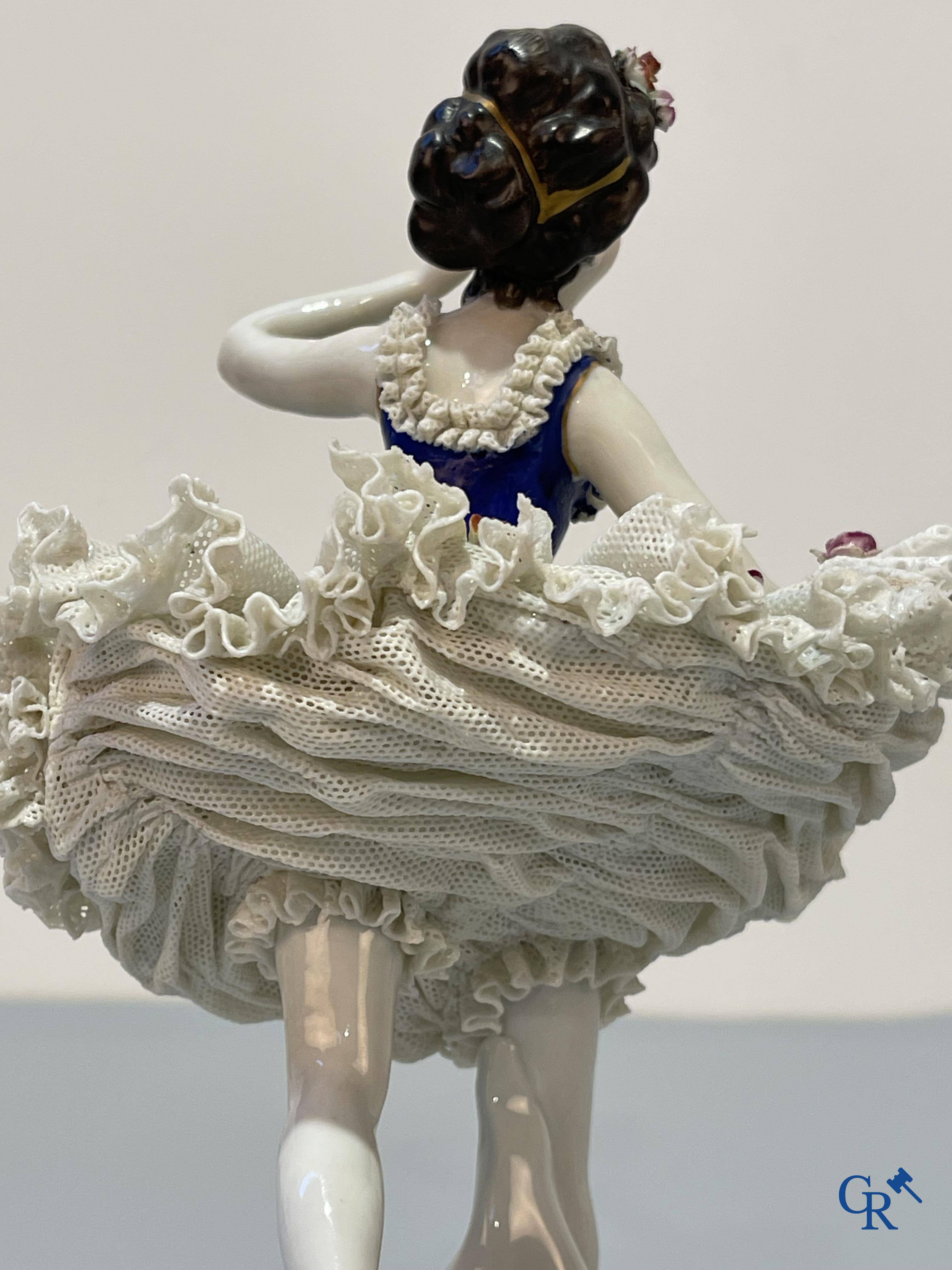 Porcelaine européenne, Ludwigsburg, danseuse en porcelaine en dentelle "lace porcelain" allemande finement décorée.