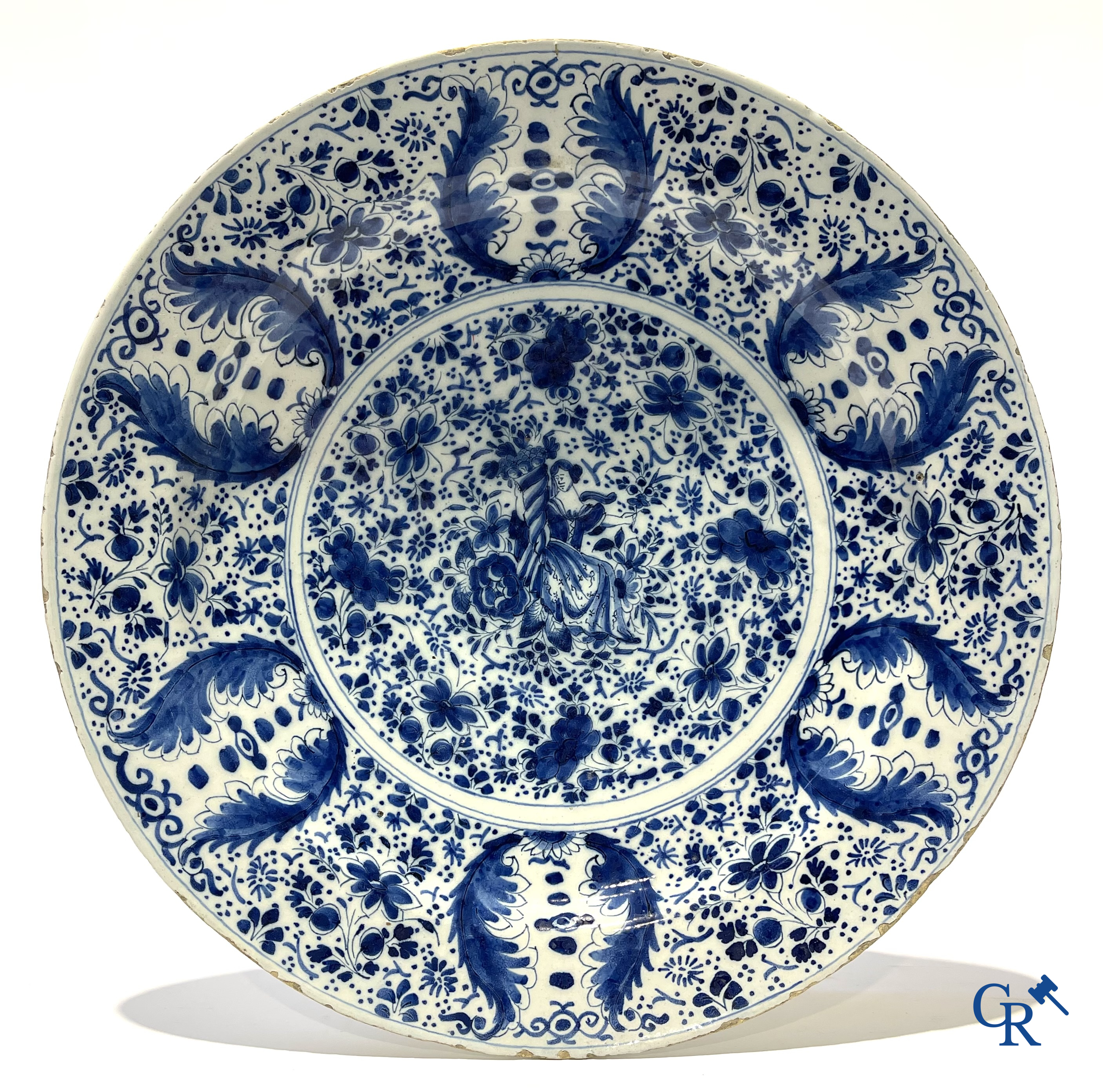 2 grands plats en faience de Delft et une lanterne en cuivre. XVIIIe siècle.