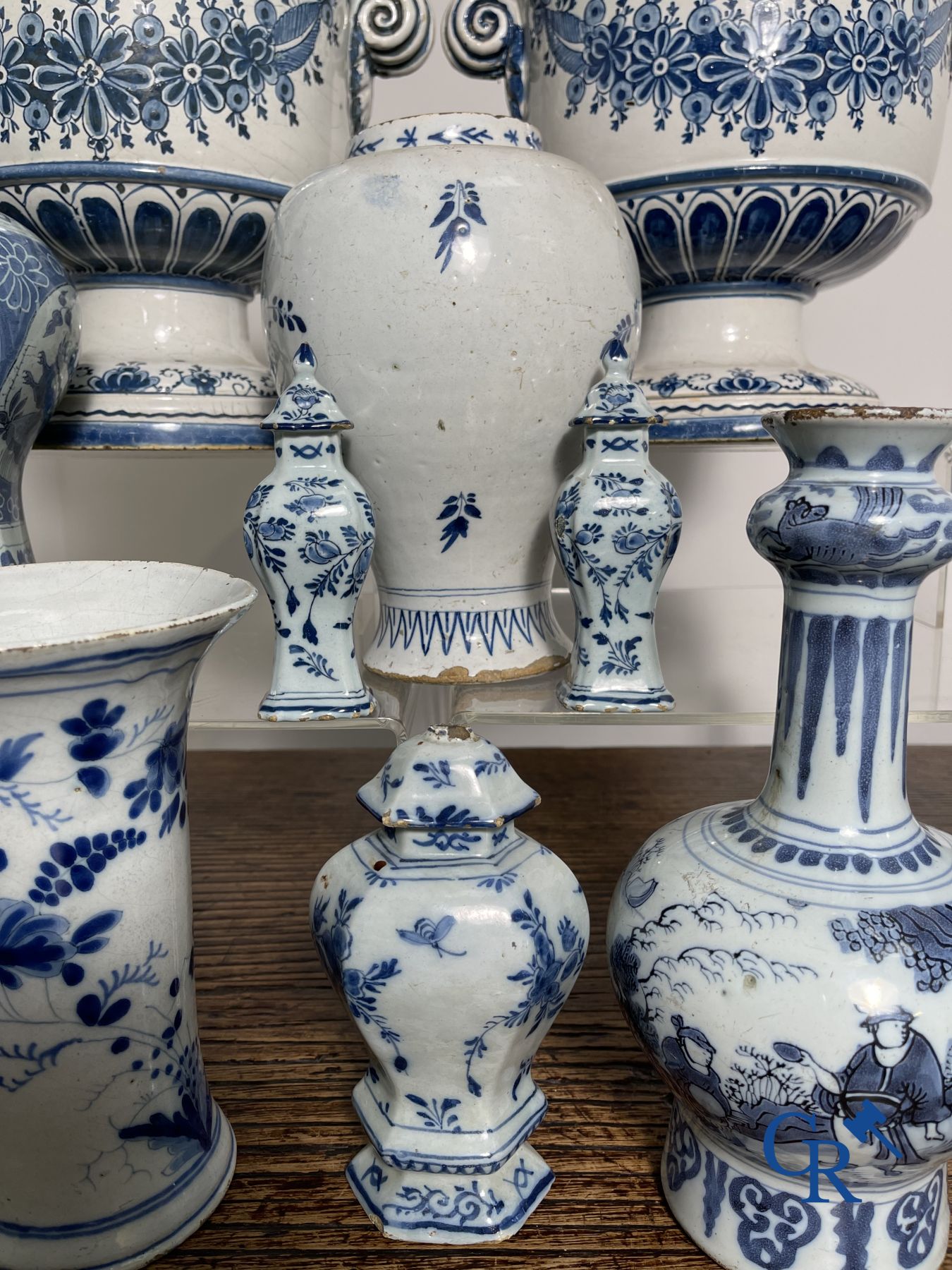 Delft : 11 pièces en faïence bleu et blanc aux décors différents. XVIIe - XVIIIe siècle.