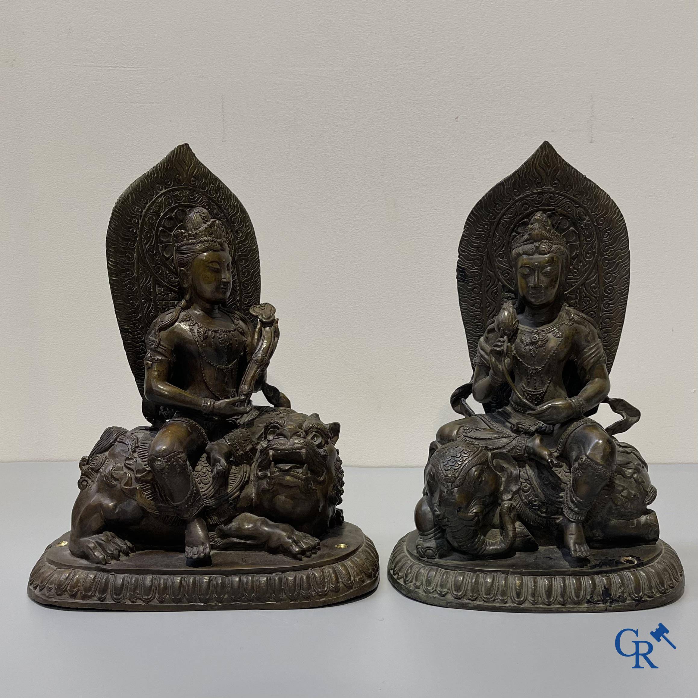 Zilver: 2 zilver dozen met decor van personages. meerdere keurstempels.<br />
Totaalgewicht: 340 gr.