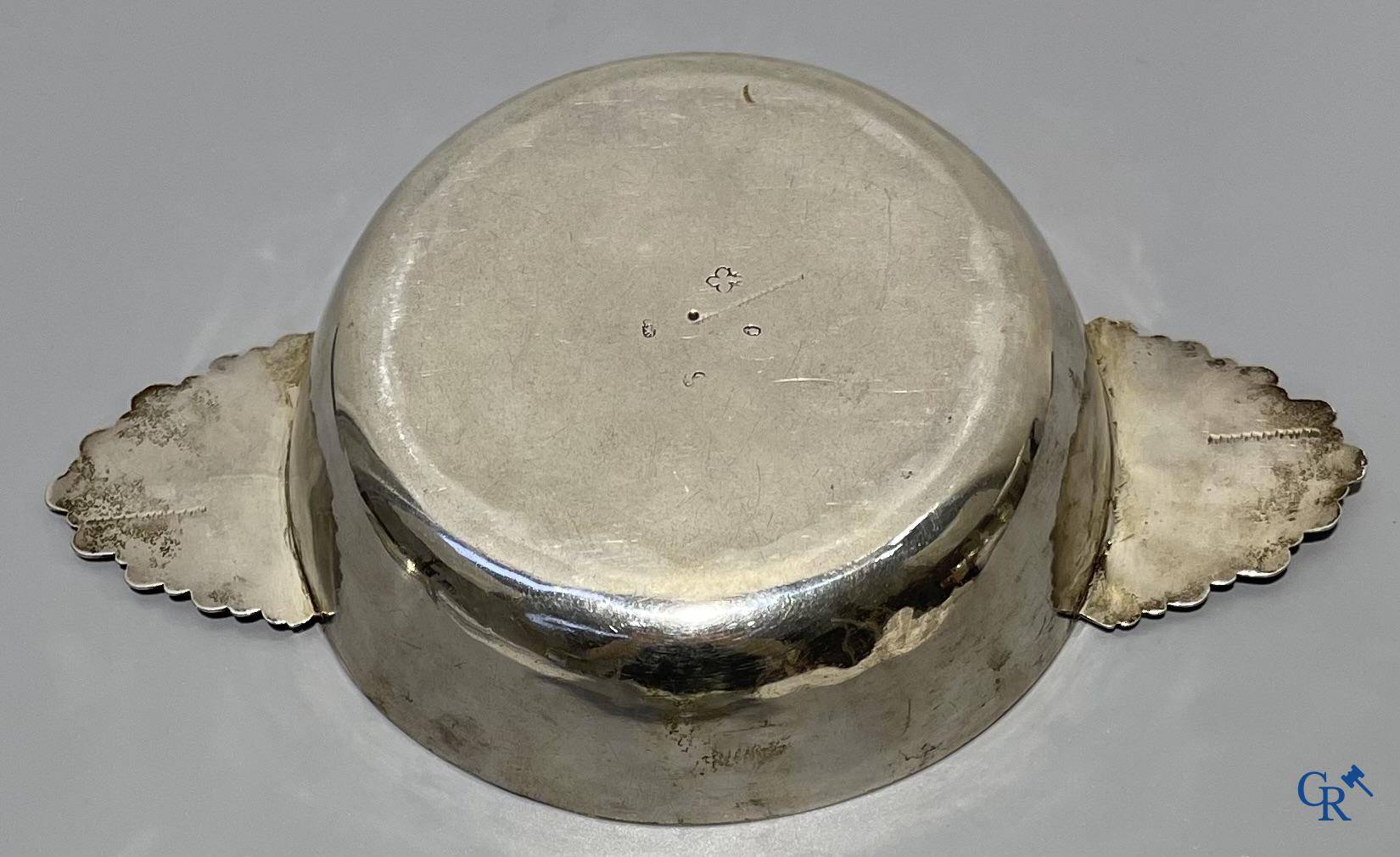 Ecuelle à bouillon couvert ronde en argent avec 2 poignées plates et couvercle légèrement incurvé. Bruxelles ou Namur, XVIIIème siècle.