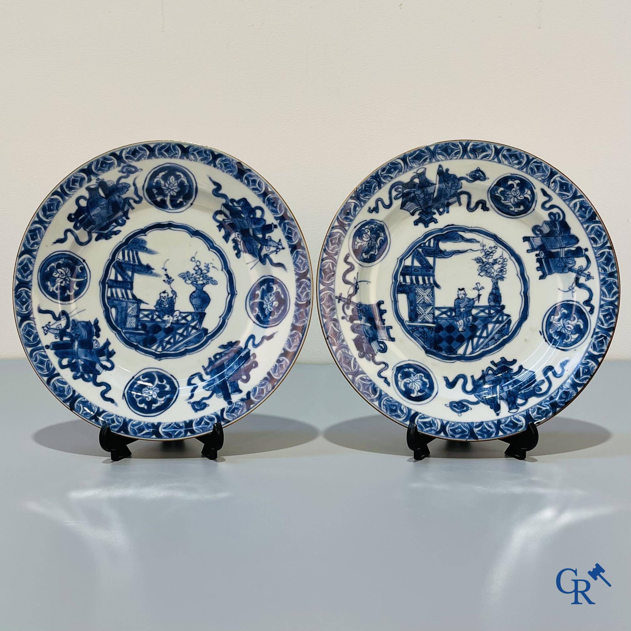 Art Asiatique, porcelaine chinoise, une paire d'assiettes en porcelaine bleu et blanc chinoise. XVIIIe siècle.