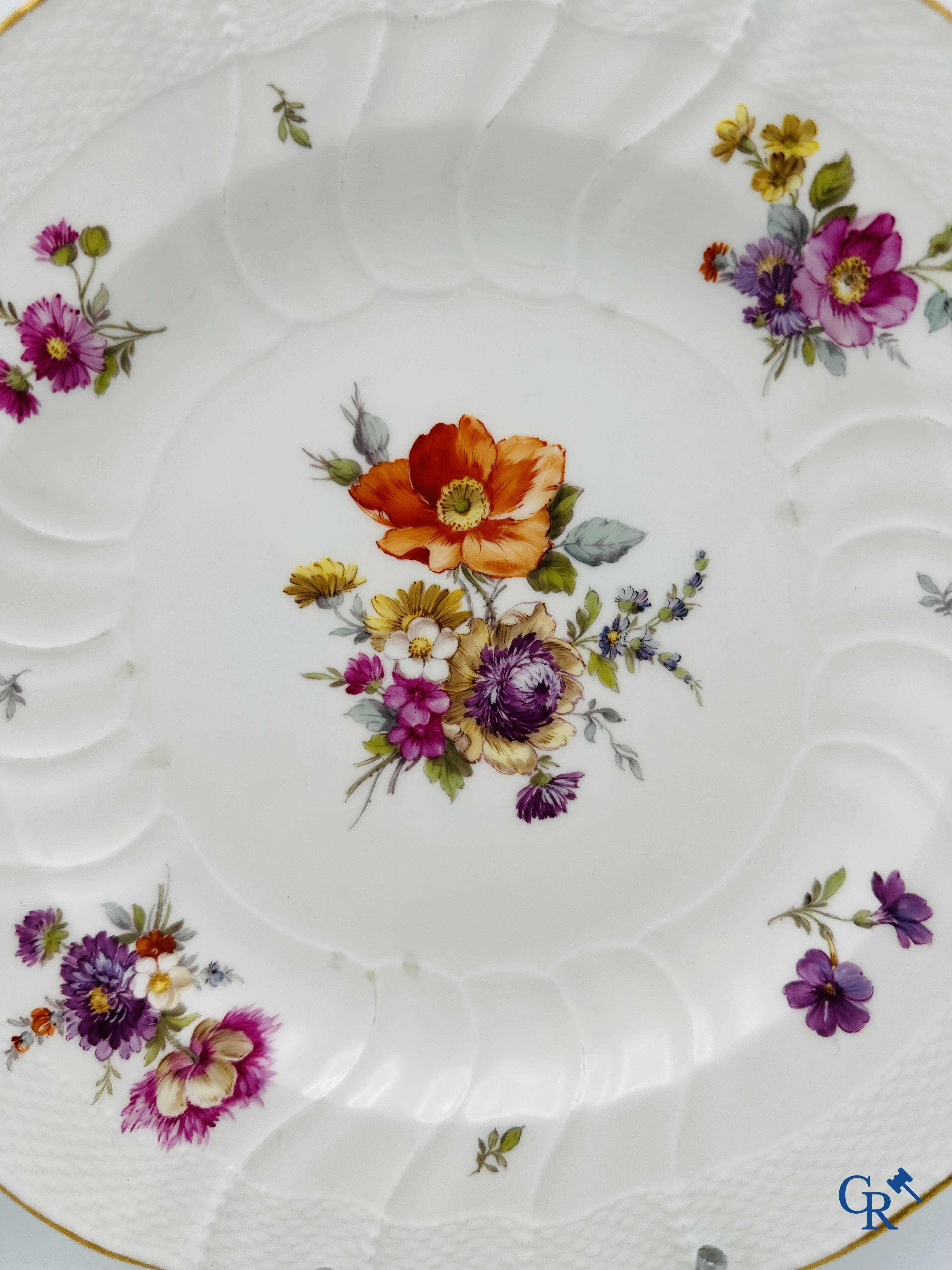 KPM: Manufacture Royale de Porcelaine de Berlin. Paire d'assiettes en porcelaine finement peinte.