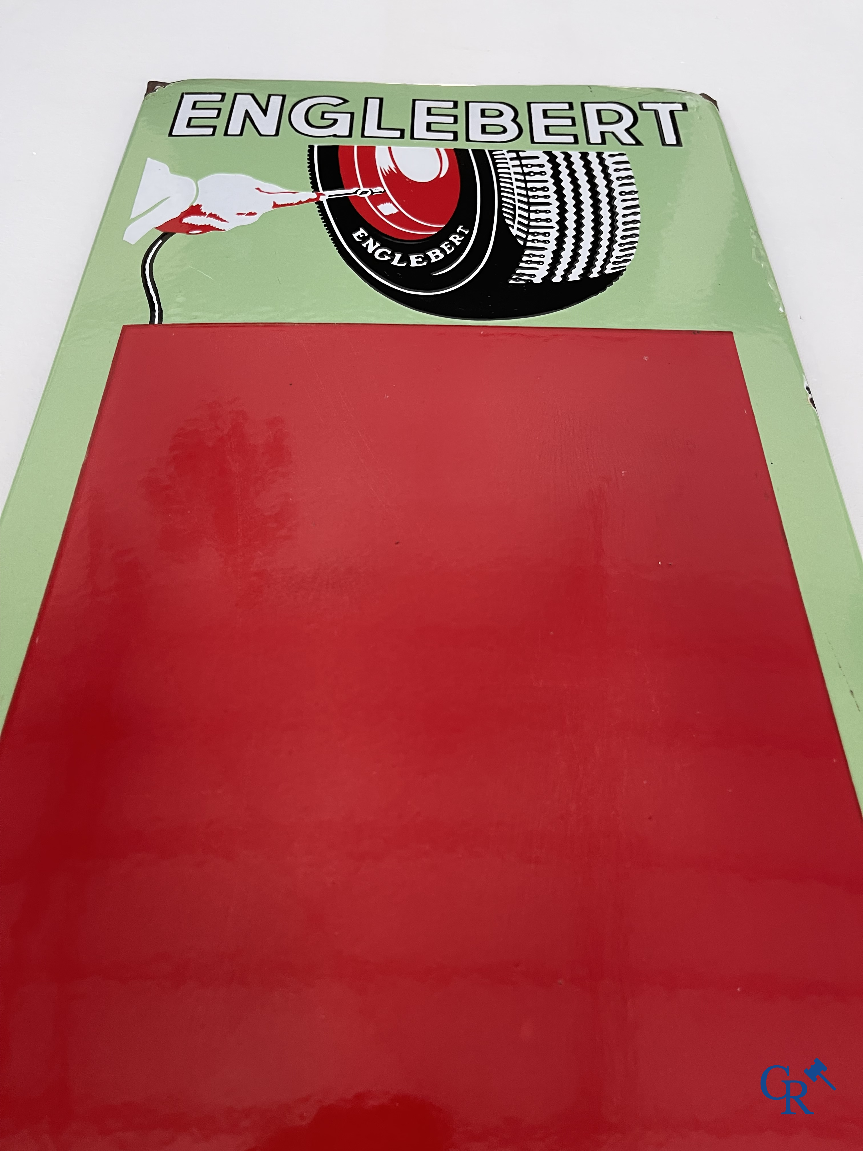 Englebert, Emaille reclamebord om de bandenspanning van Englebert banden op te geven. Foremail Bruxelles 1949.