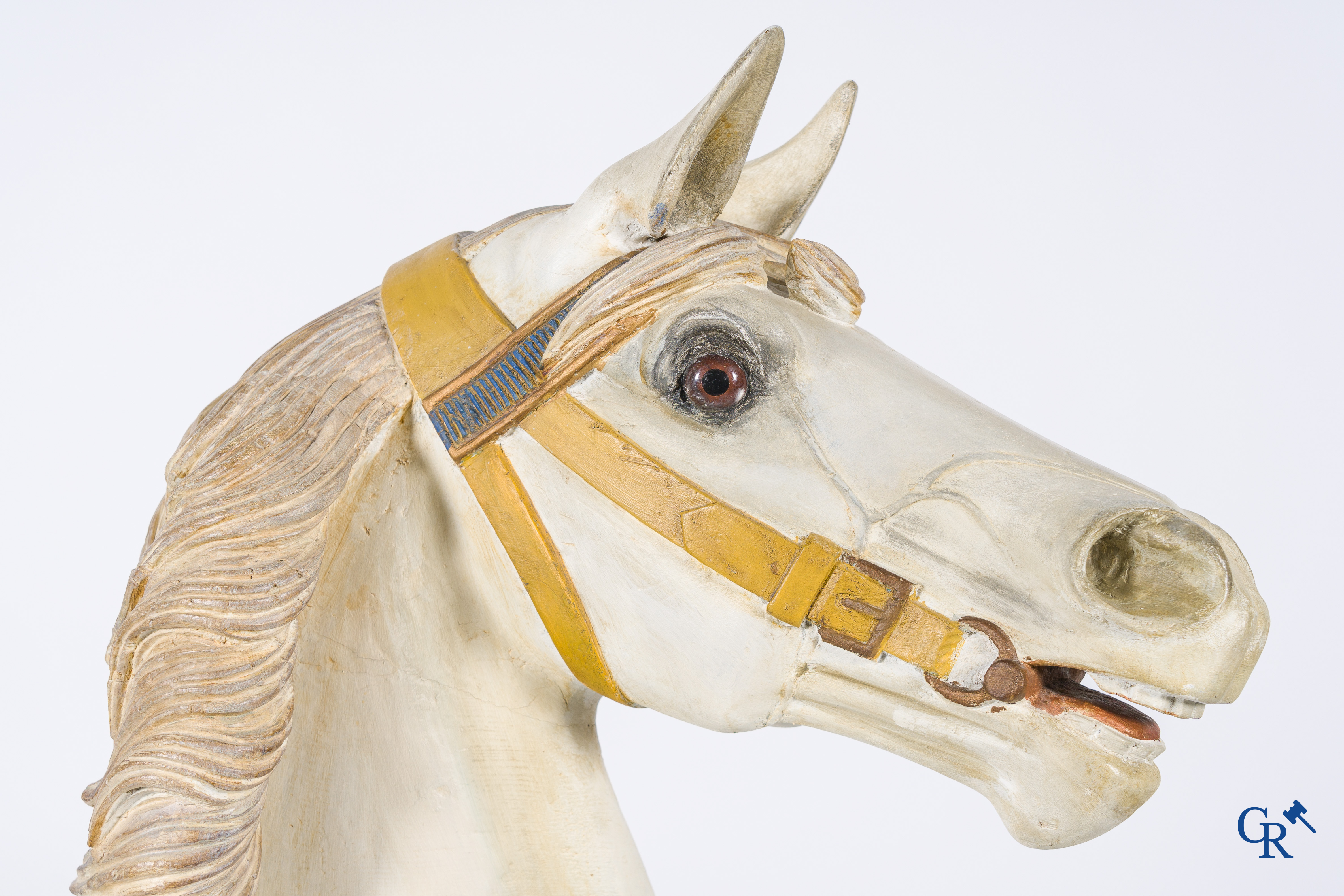 Art forain, un cheval de manège en bois avec des yeux en verre sur une base en fer forgé. Allemagne vers 1900 - 1920.