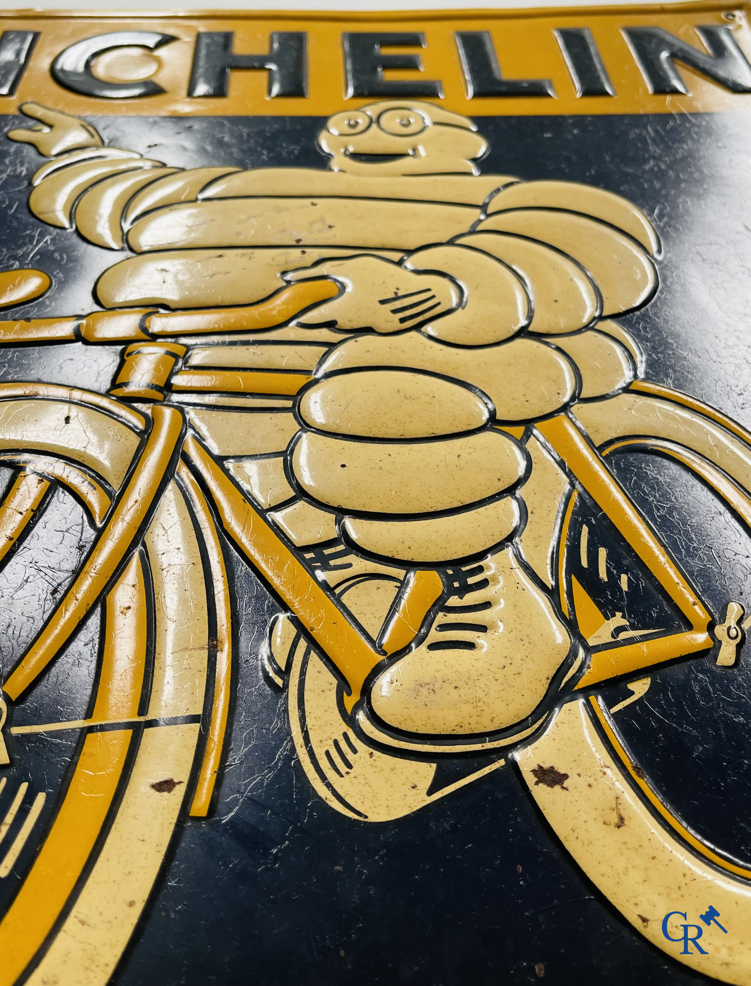 Michelin, Een publiciteit in beschilderd blik voor Michelin Fietsbanden. "Imprimeto" R. Bindschedler Paris. Circa 1940.