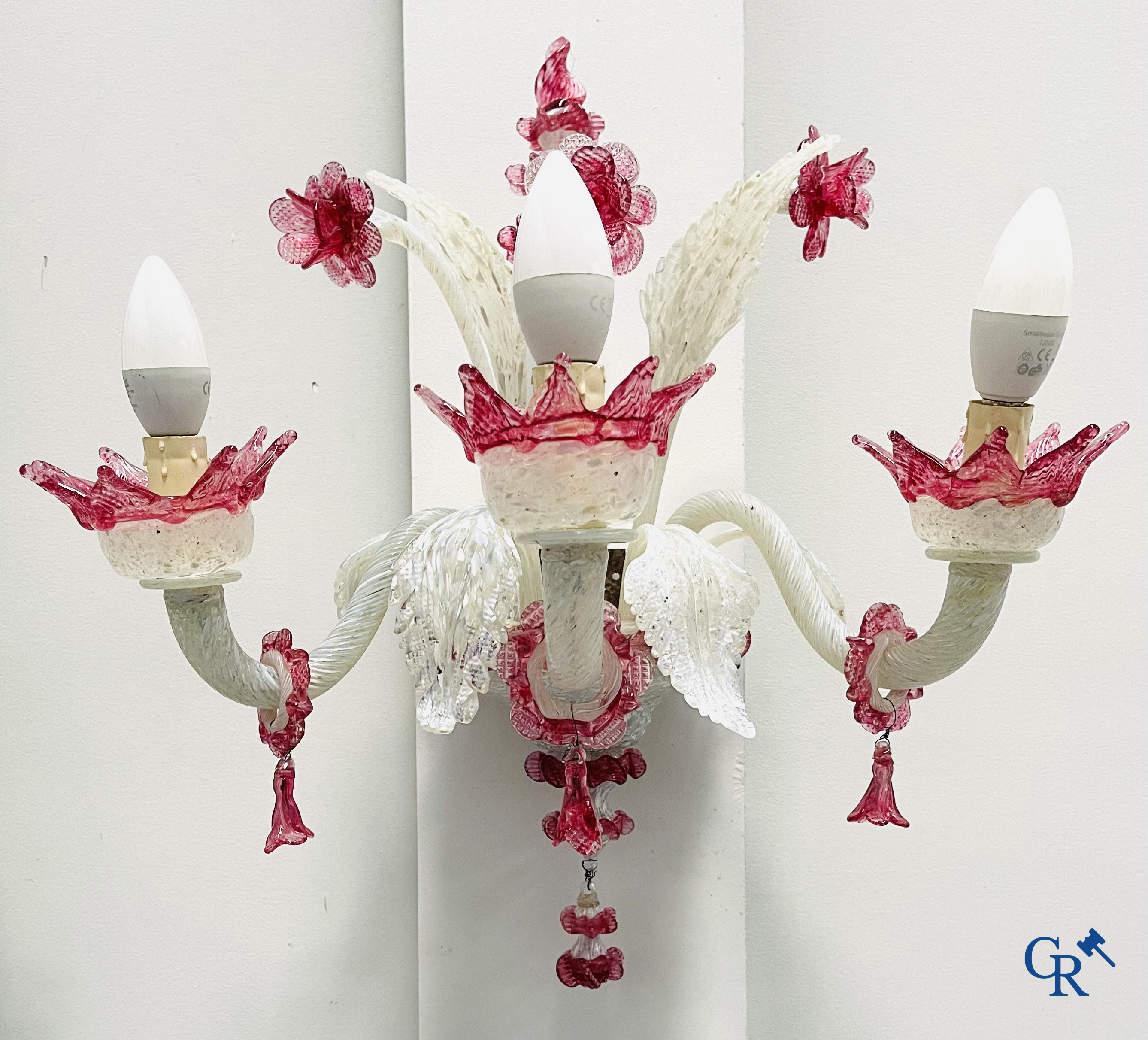 A lot of a Venetian table lamp, a pair of large wall lights in Venetian glass and a Murano ceiling lamp.