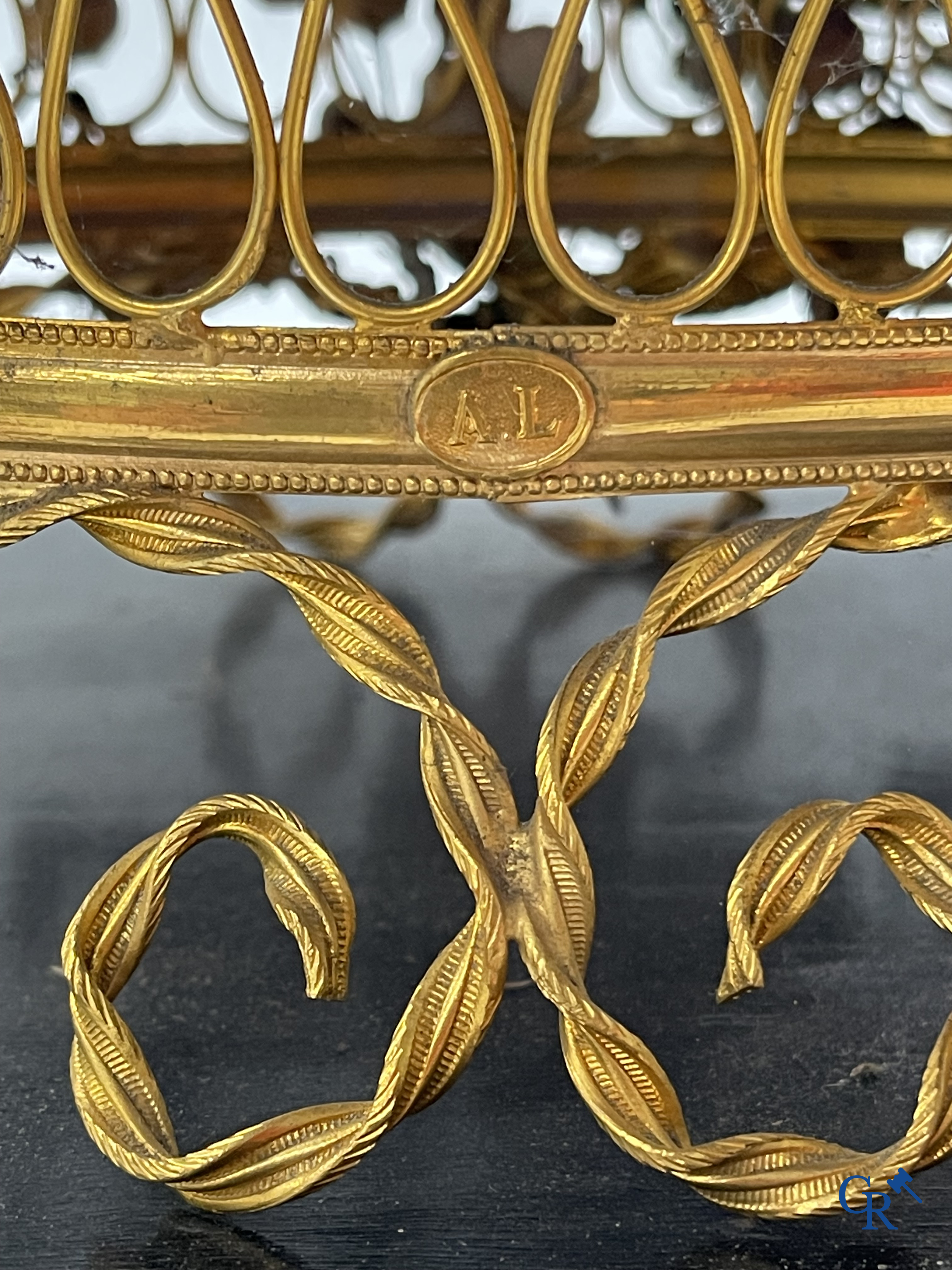 2 glass domes with a bridal bouquet on a cushion with a foot in gilded metal and a foot in Paris porcelain.