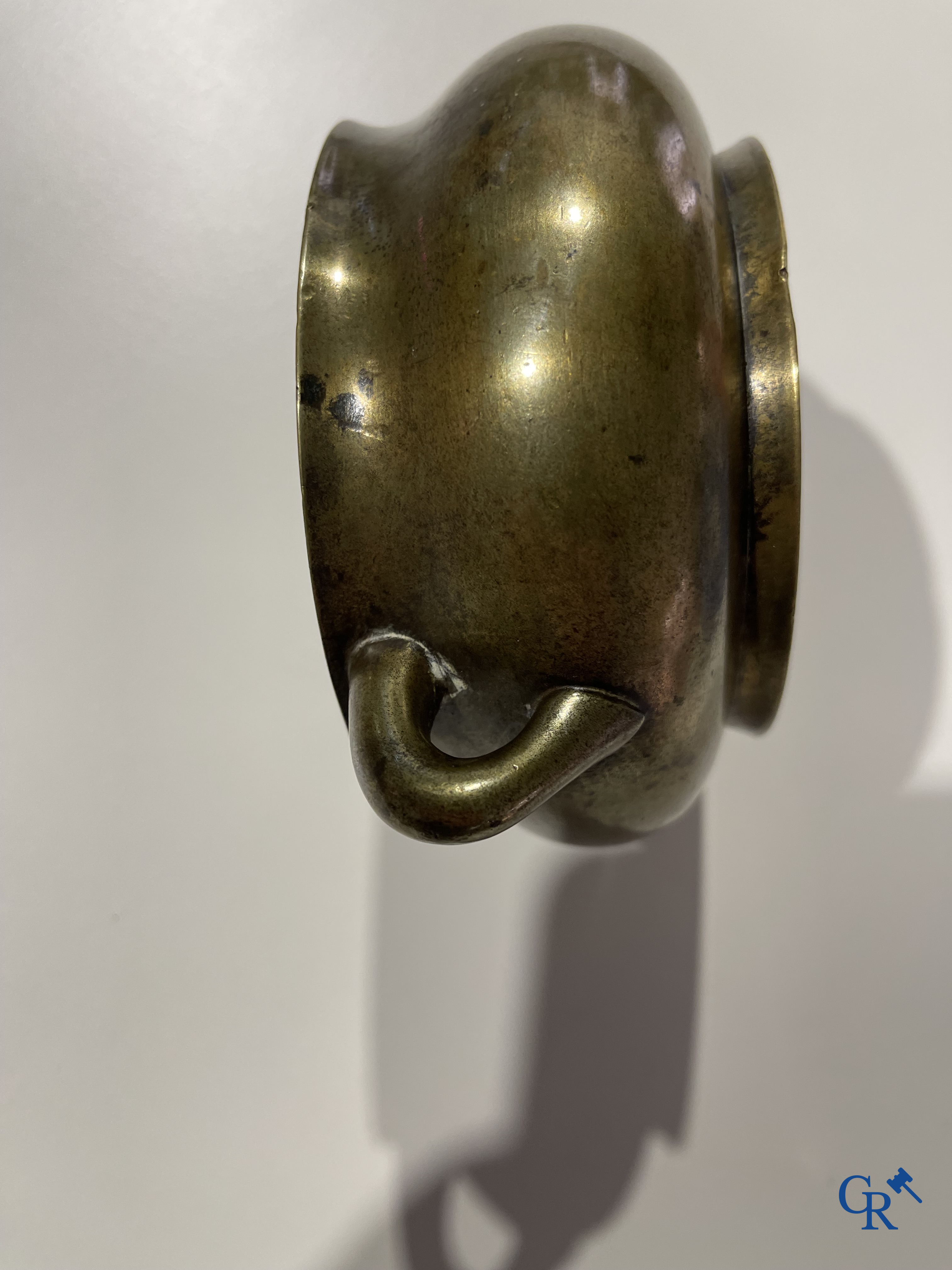 Aziatica, een Chinese bronzen wierookbrander. Chóngzhēn Dīngchǒu nián zhì 崇禎丁丑年製 mark, gedateerd 1637.