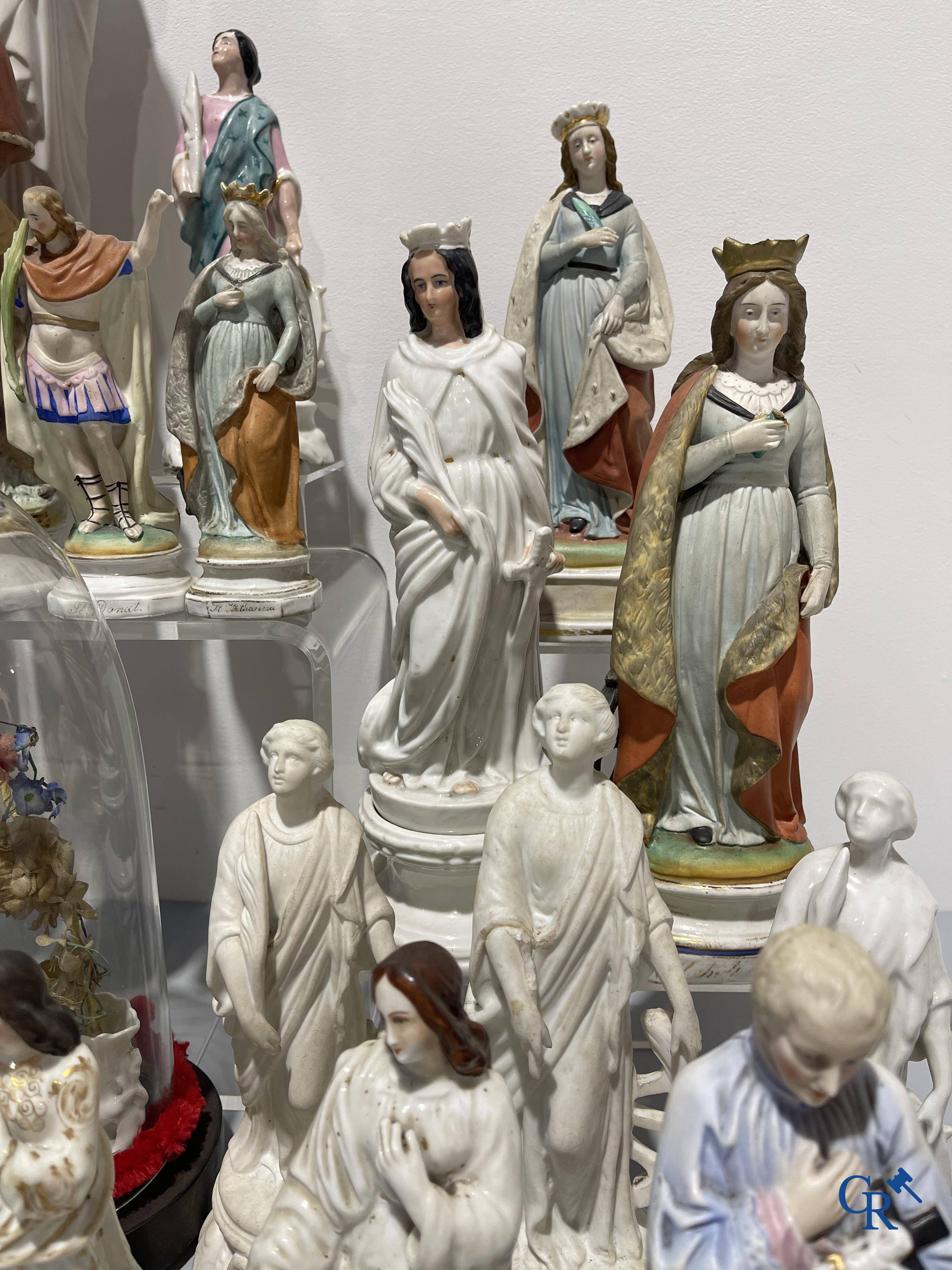 Objets religieux, Un grand nombre de statues réligieux en biscuit et en porcelaine.