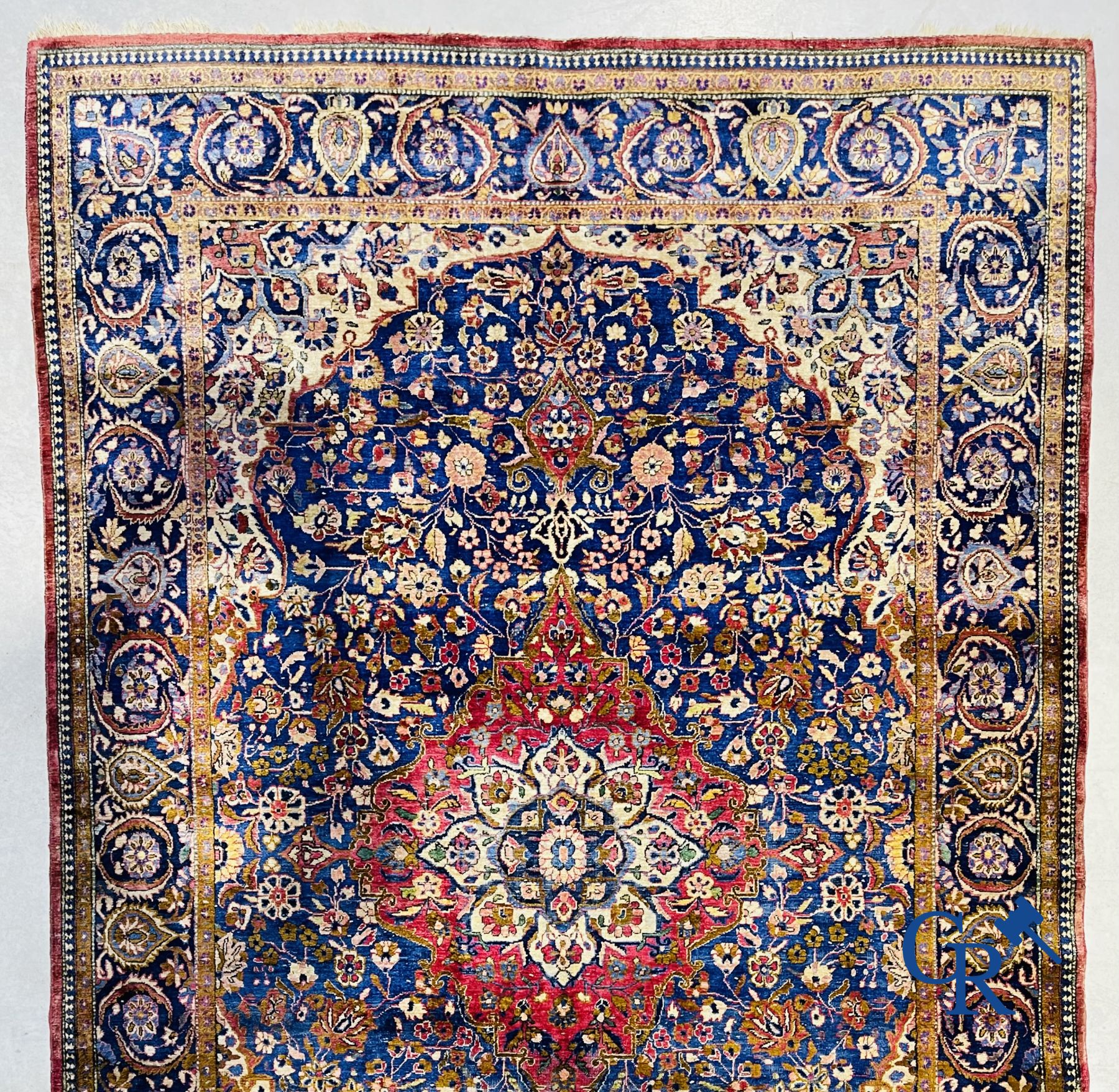 Tapis: Ancien tapis en soie, décor floral.