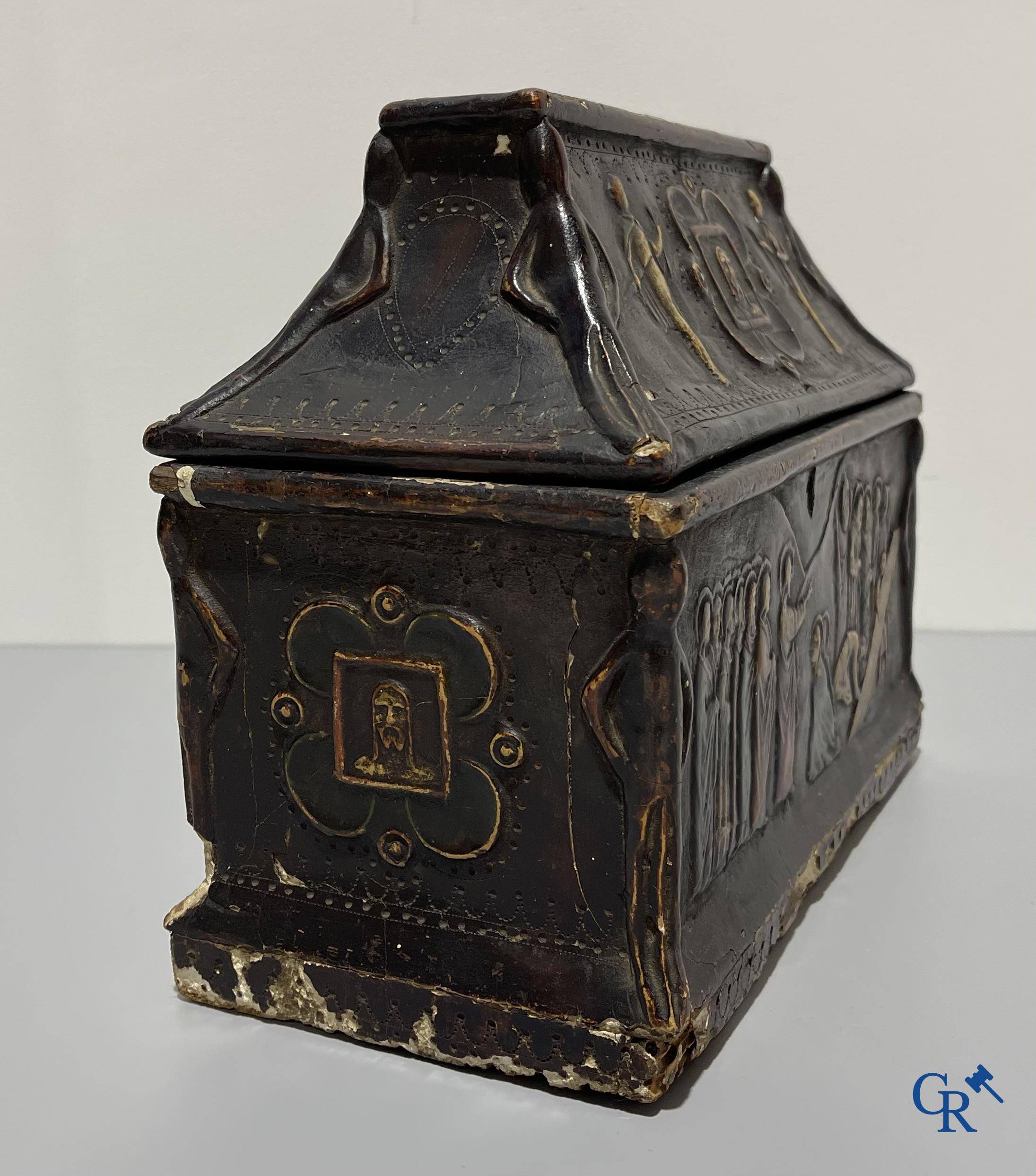 Religious objects, a coffret in Pastiglia relief decor with images from the life of Christ. 18th-19th century.