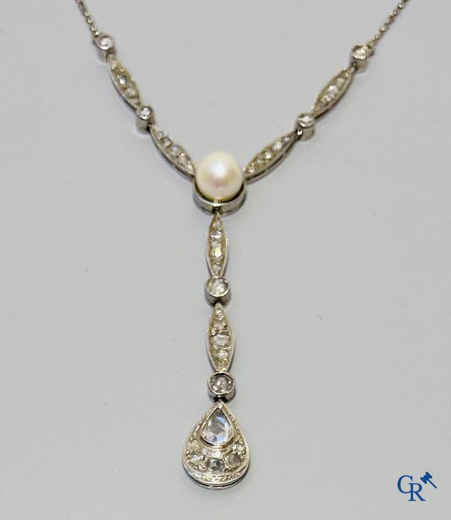 Jewellery, a necklace in white gold 750°/00 set with diamonds and a pearl. Around 1920.