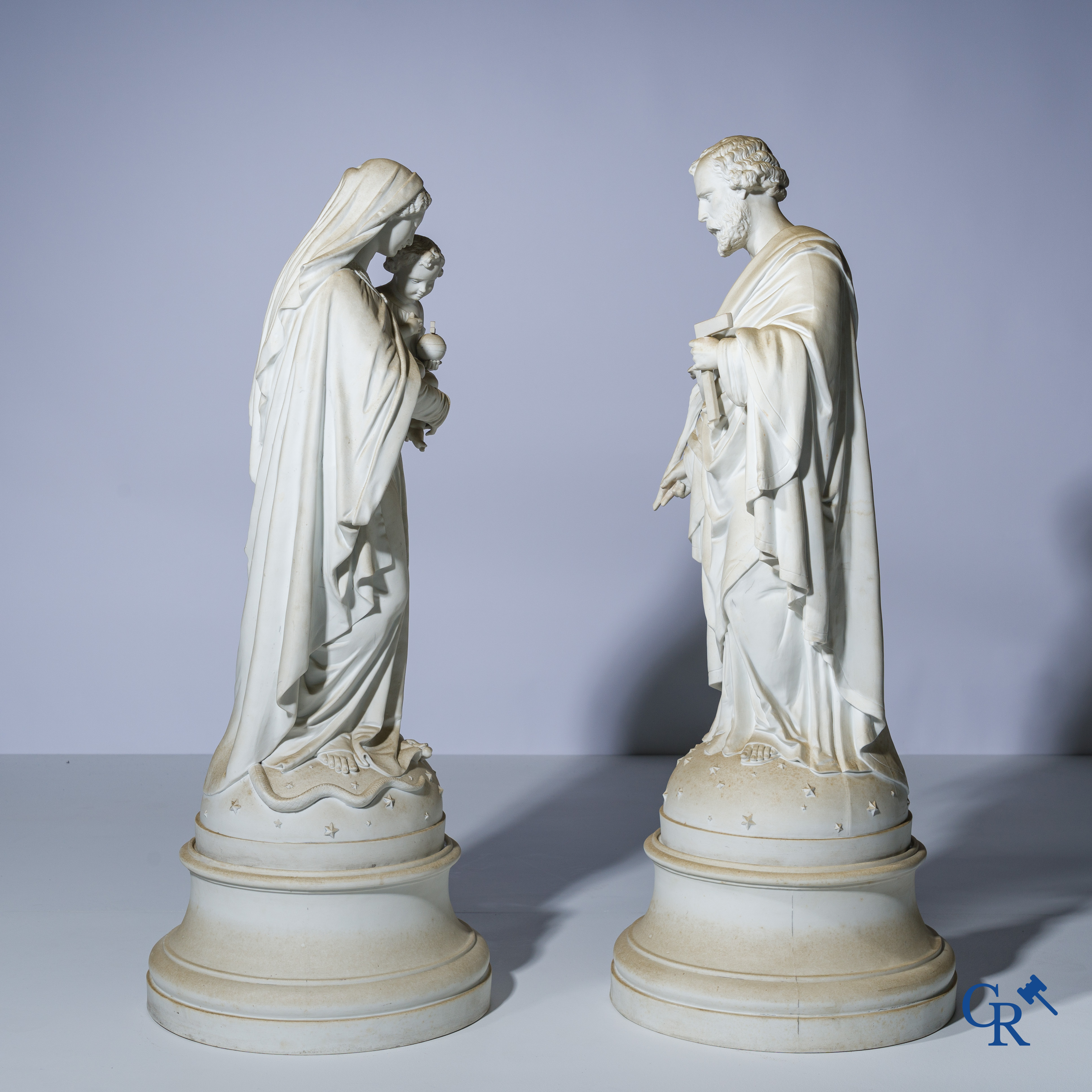 Religieuze objecten, een paar imposante beelden in witte biscuit op een losse sokkel. 19e eeuw.